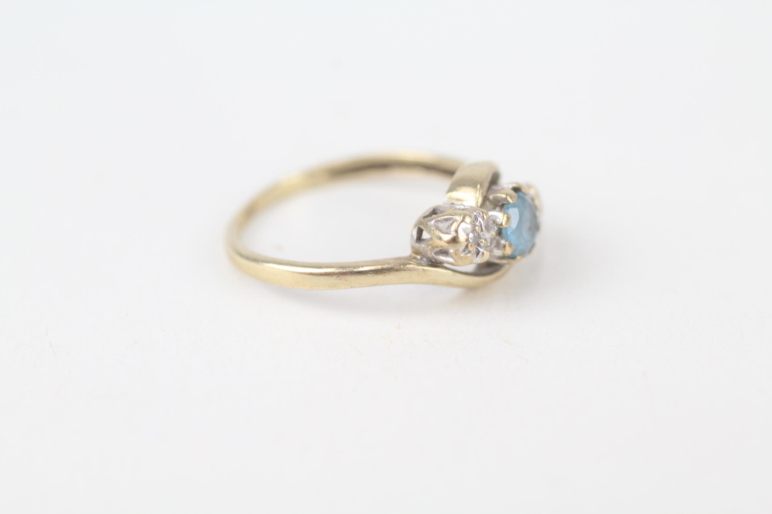 9ct gold vintage blue topaz & diamond three stone ring Size K - Image 2 of 4