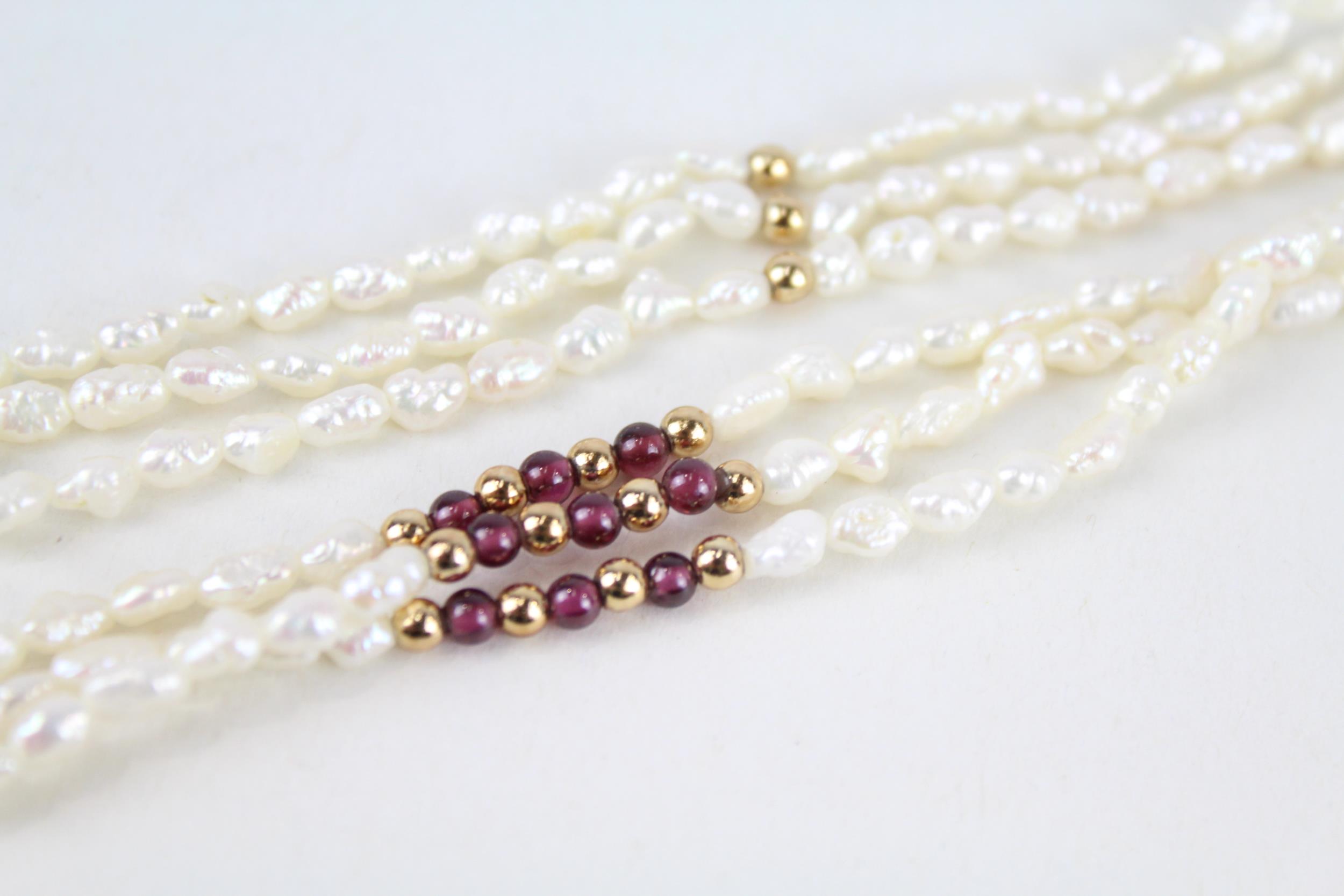 9ct gold rice pearl & garnet three strand necklace 20.4 g - Image 4 of 5