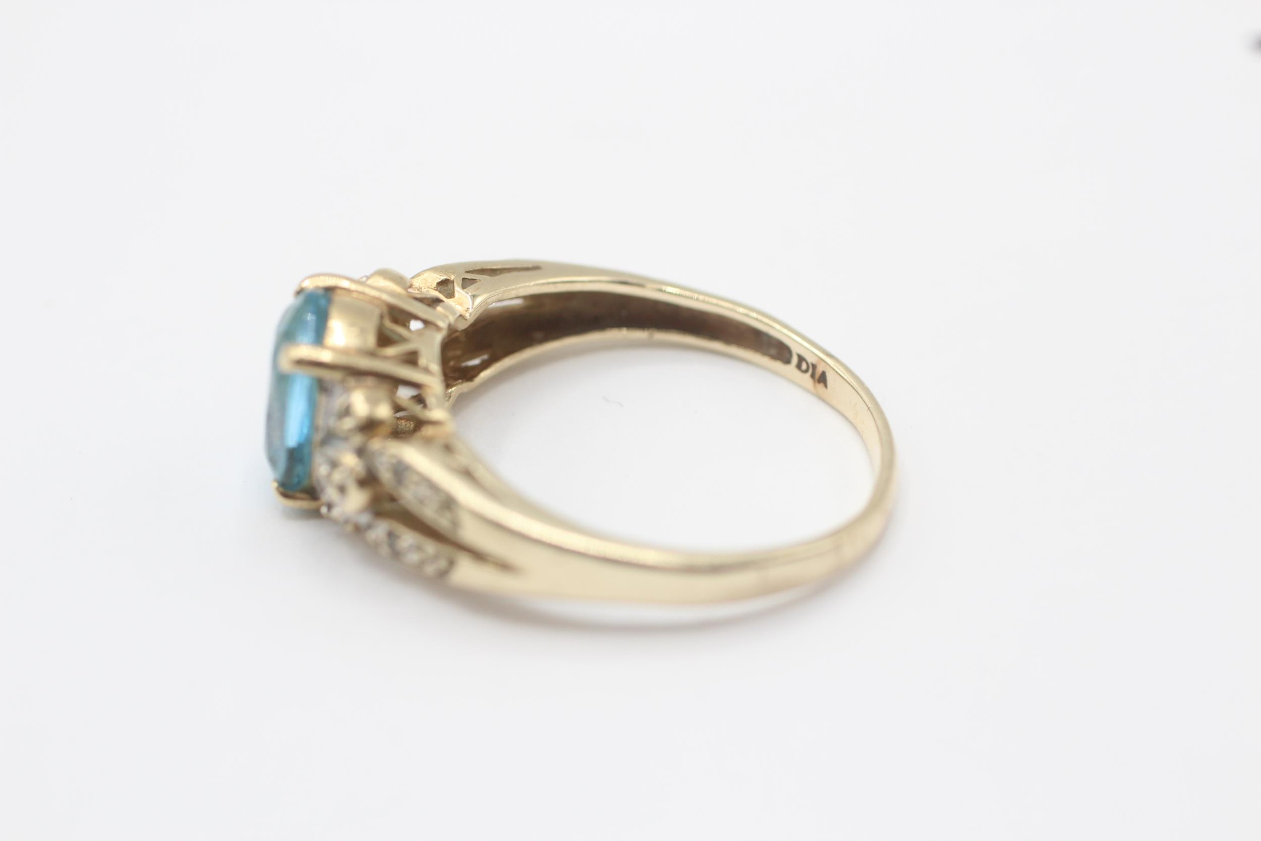 9ct gold topaz single stone ring with diamond split shank Size P 3 g - Image 3 of 7