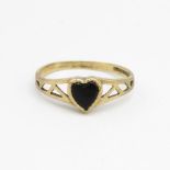 9ct gold vintage heart shaped black onyx dress ring with pierced patterned shoulders Size L 1.2 g