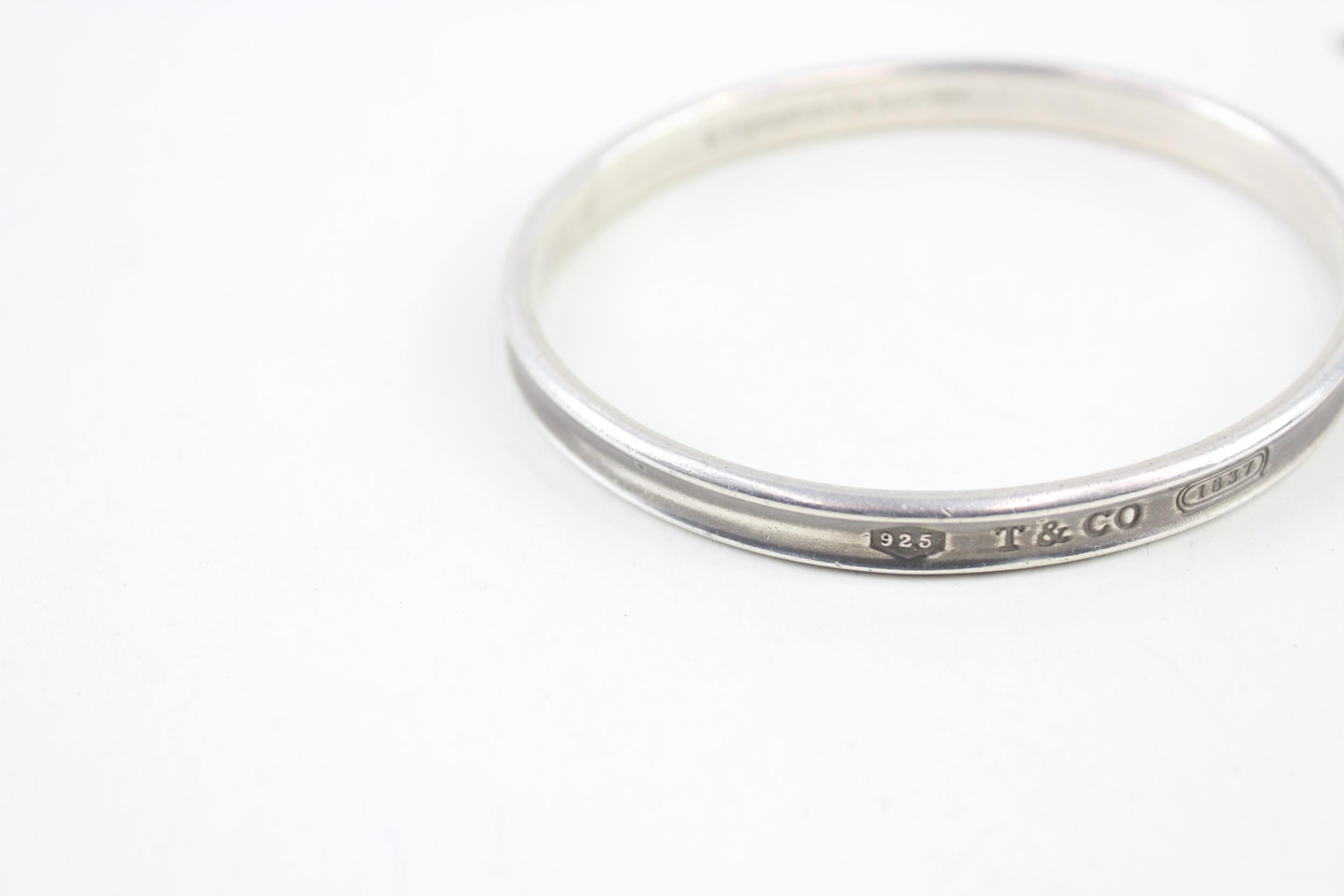 Silver bangle by designer Tiffany & Co (32g) - Image 8 of 12