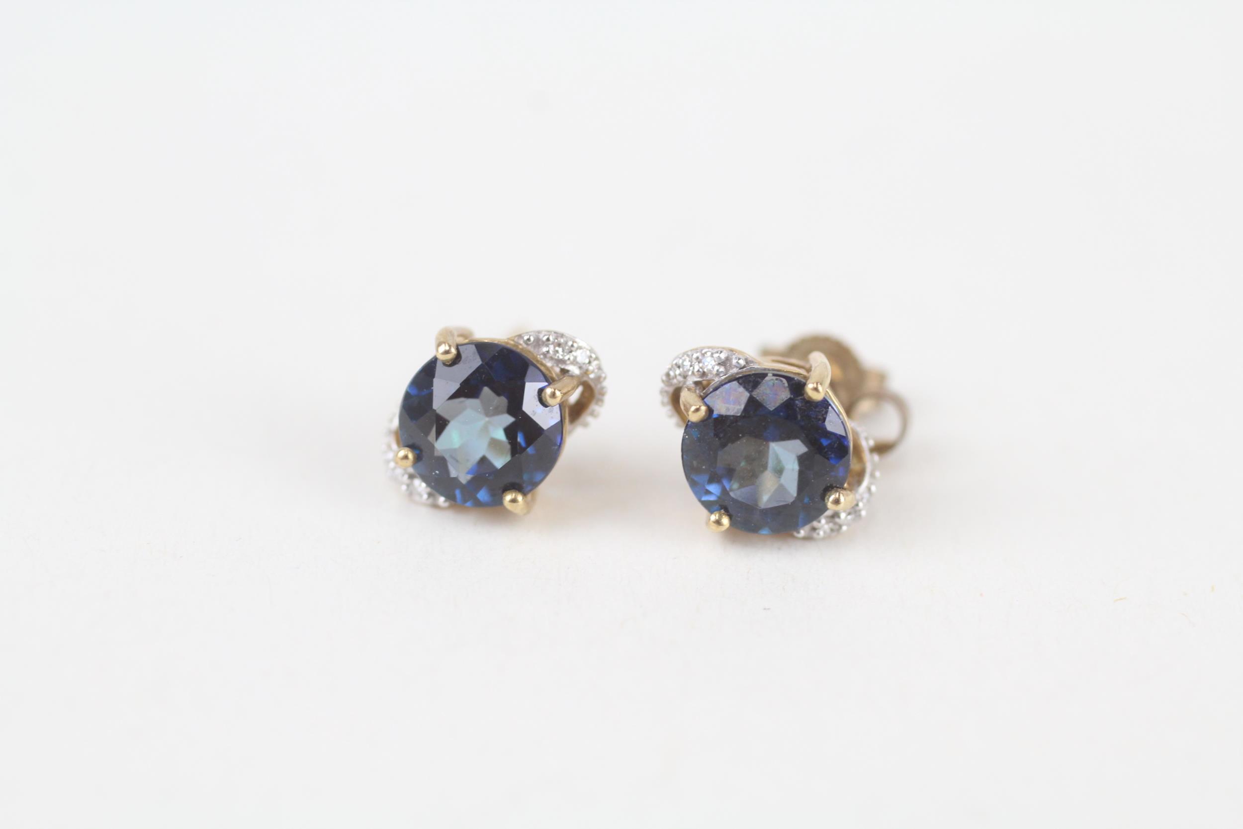 9ct gold diamond & topaz stud earrings 2.1 g - Image 2 of 5