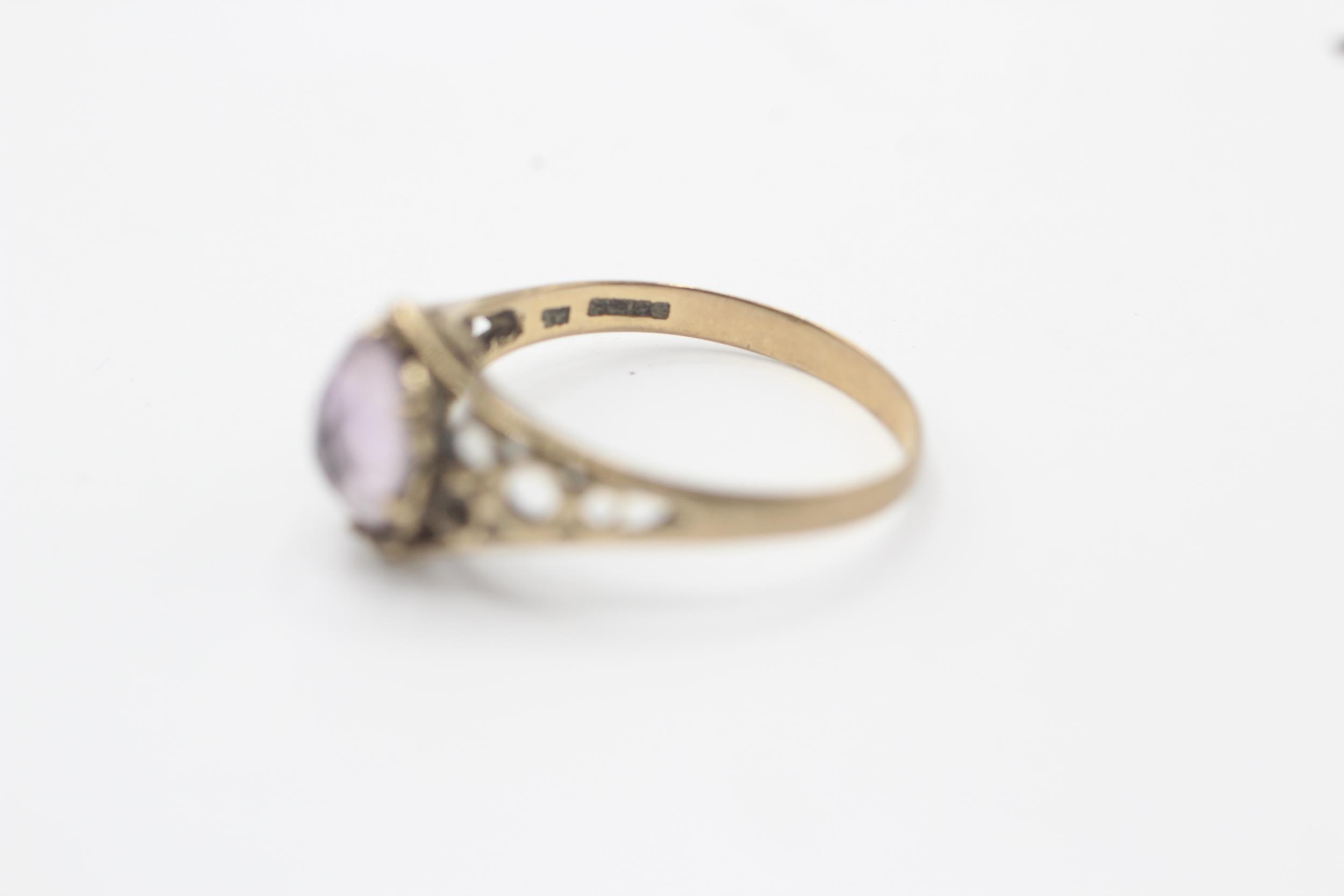 9ct gold amethyst single stone ring with openwork shank Size O 1/2 1.6 g - Image 3 of 7