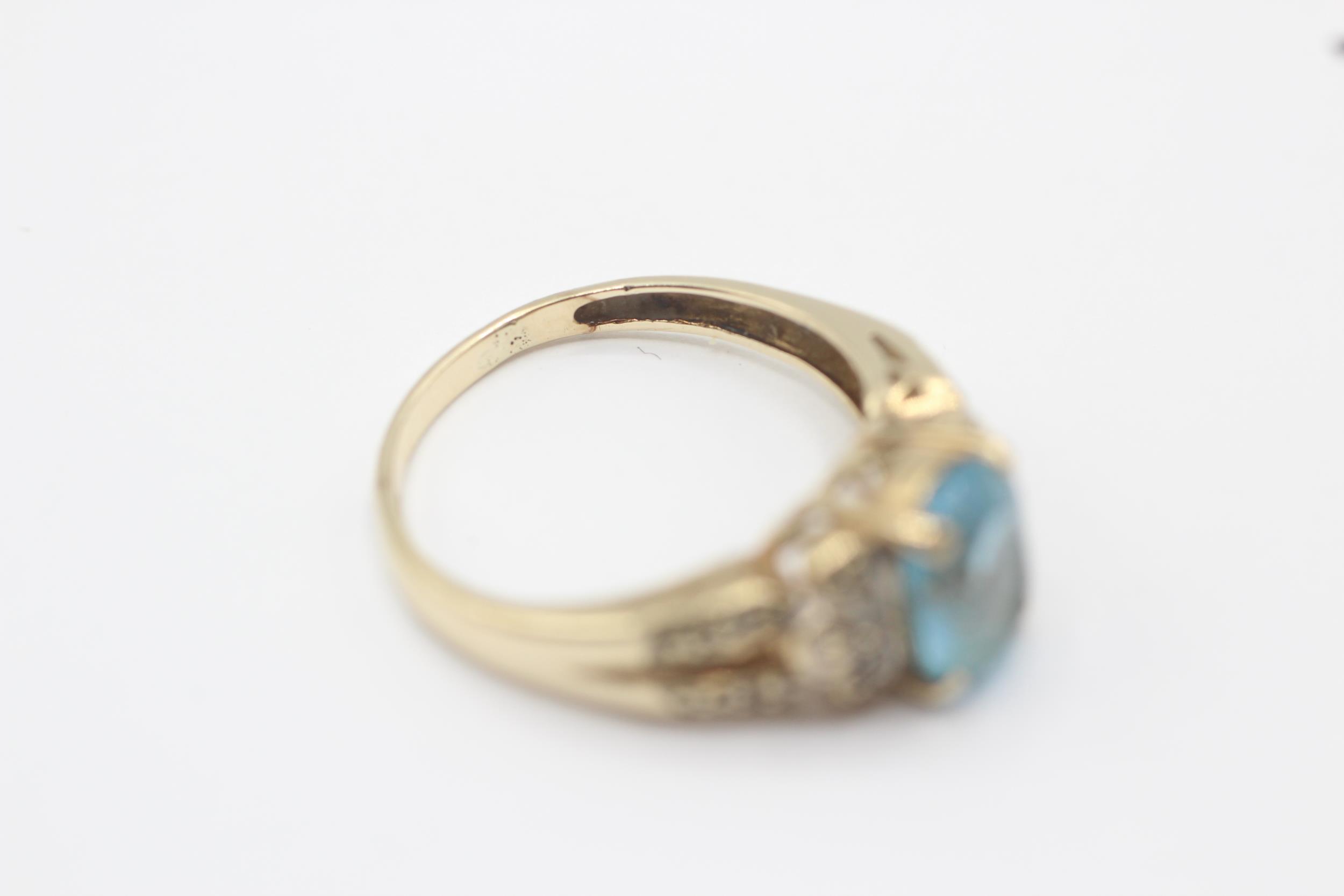 9ct gold topaz single stone ring with diamond split shank Size P 3 g - Image 6 of 7