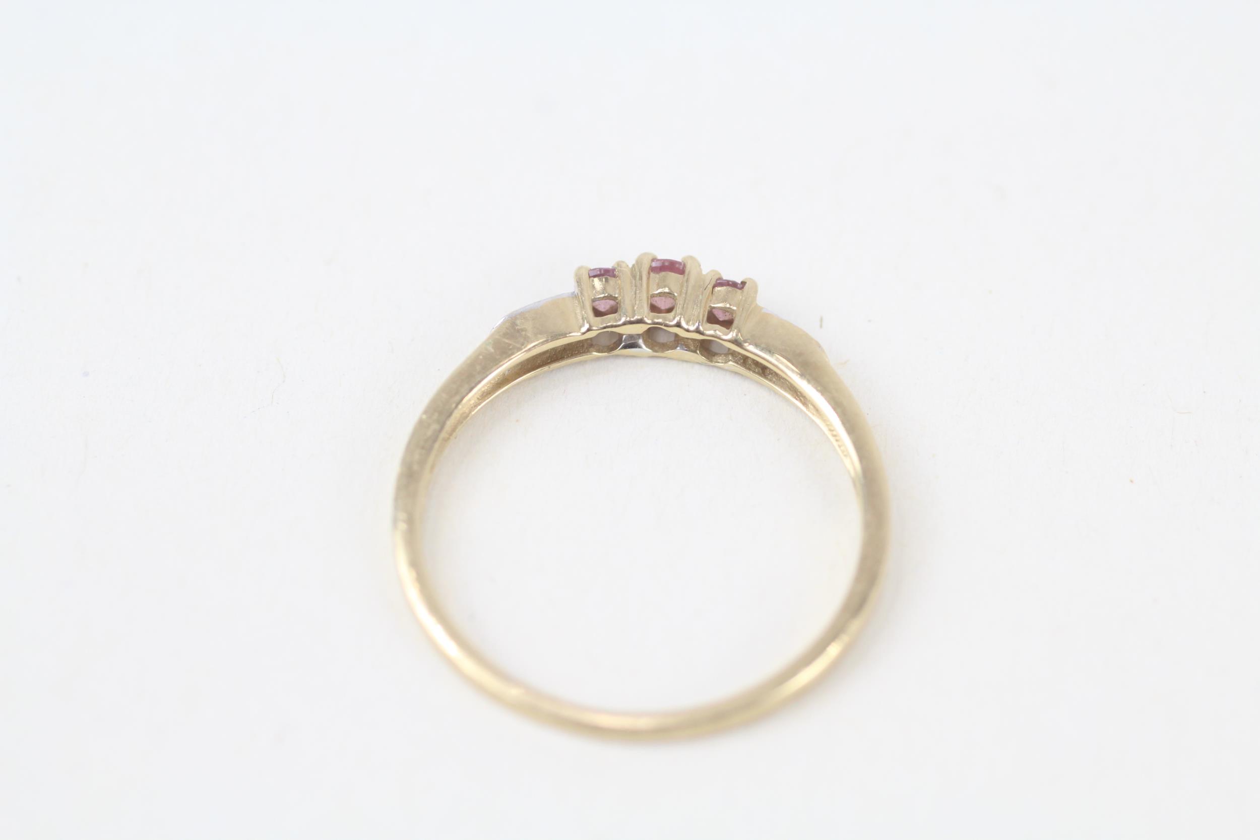 9ct gold pink diamond three stone ring with diamond sides Size N 1/2 1.2 g - Image 5 of 5