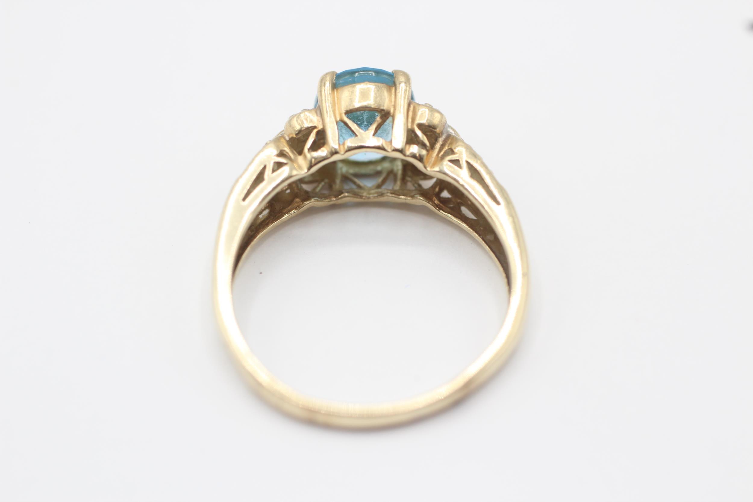 9ct gold topaz single stone ring with diamond split shank Size P 3 g - Image 4 of 7