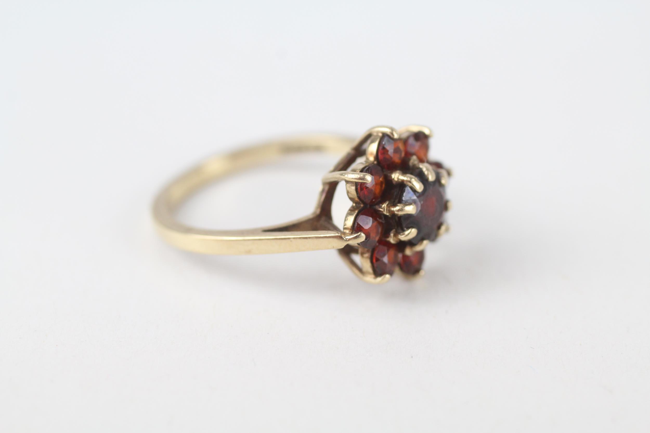 9ct gold garnet floral cluster ring Size N 2.9 g - Image 3 of 5