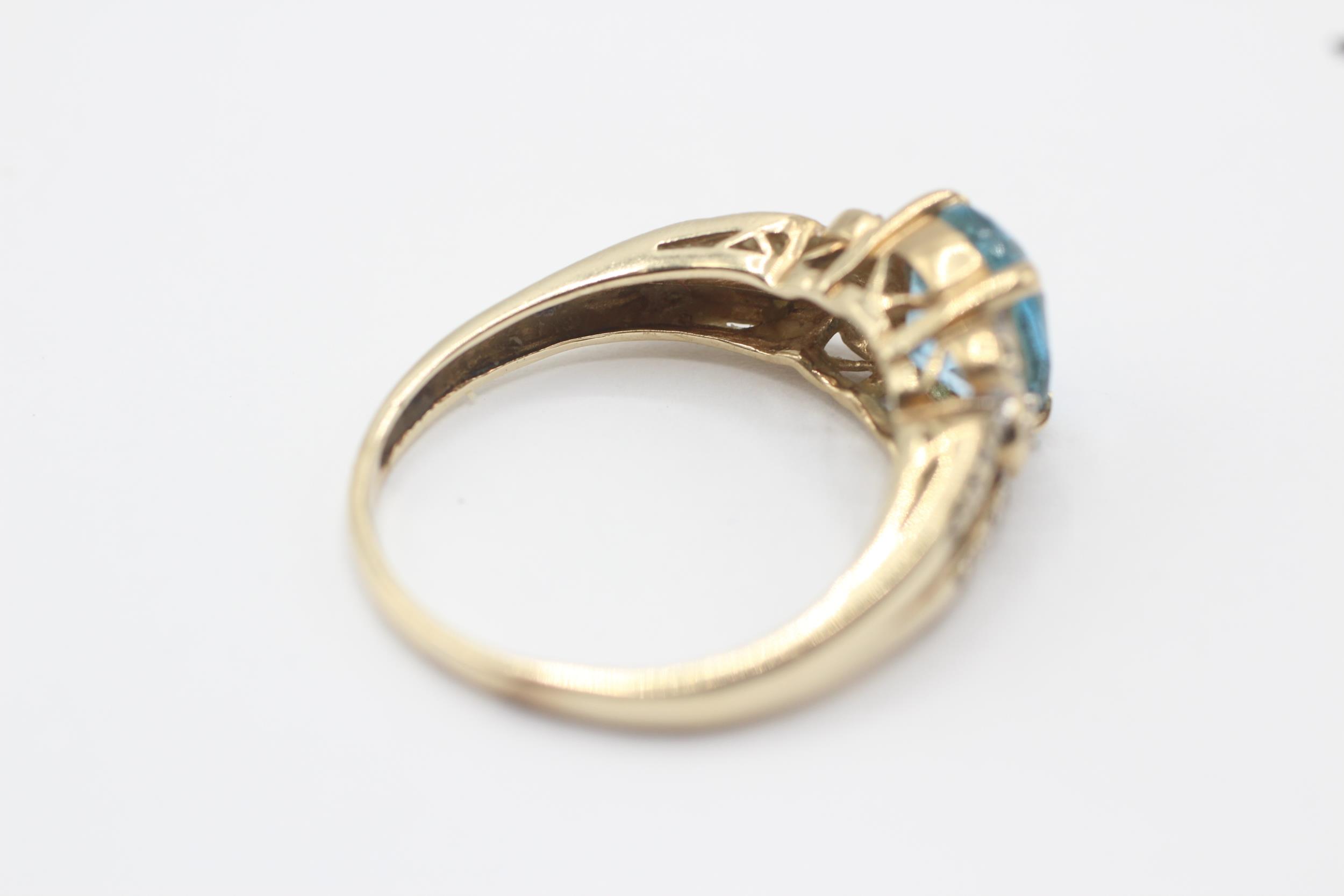9ct gold topaz single stone ring with diamond split shank Size P 3 g - Image 5 of 7