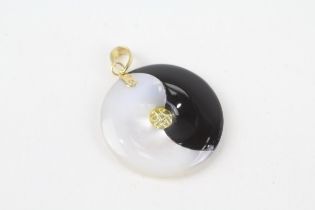 14ct gold mother of pearl & black onyx ying and yang pendant with Chinese symbol
