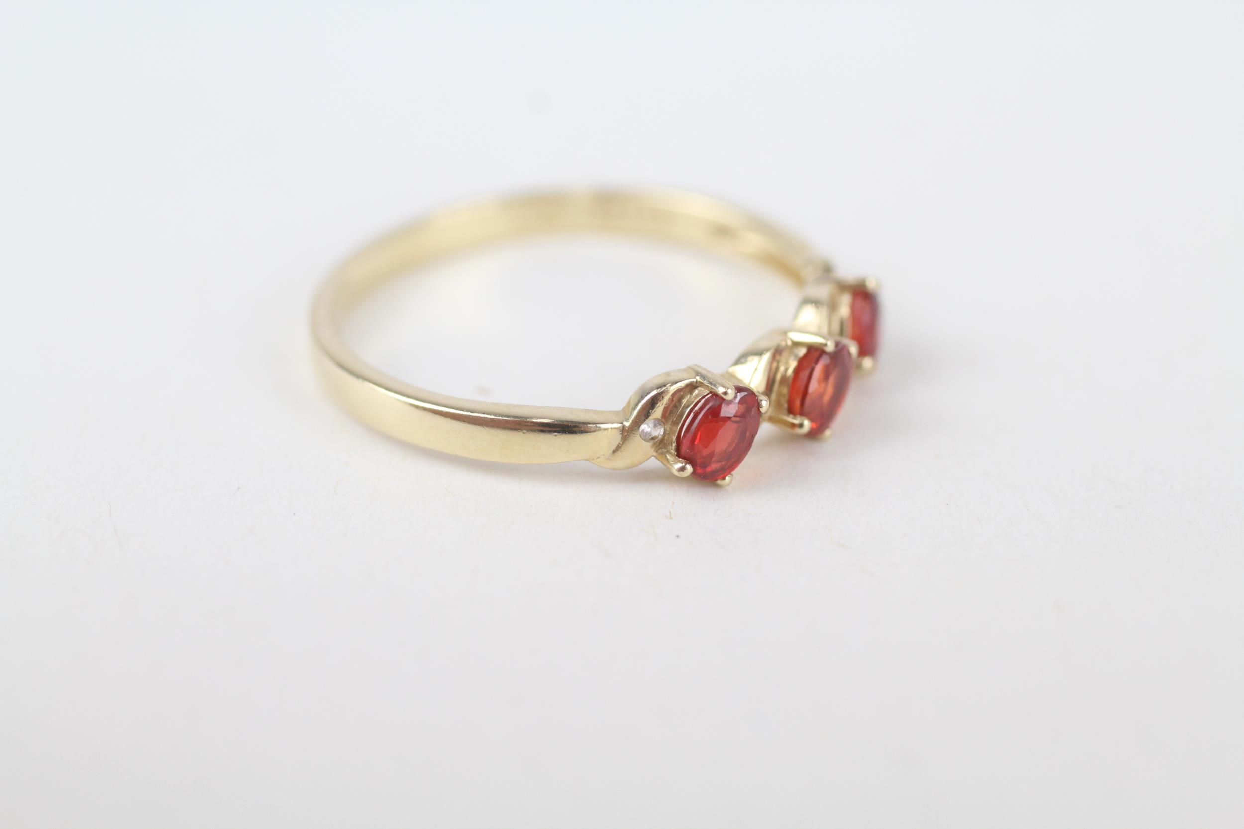9ct gold red gemstone three stone ring with white gemstone accent Size T 2 g - Image 3 of 5