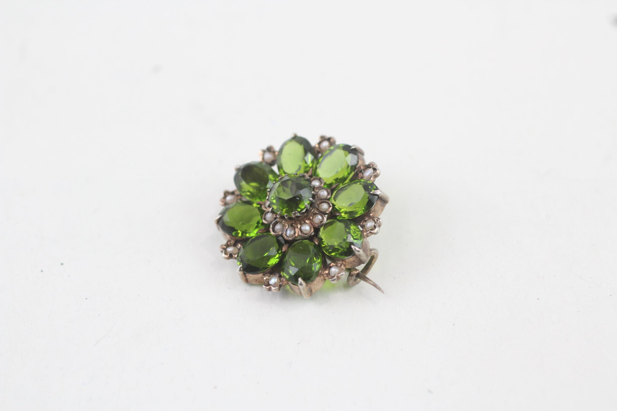 Silver antique gemstone and seed pearl floral brooch (6g) - Image 6 of 9