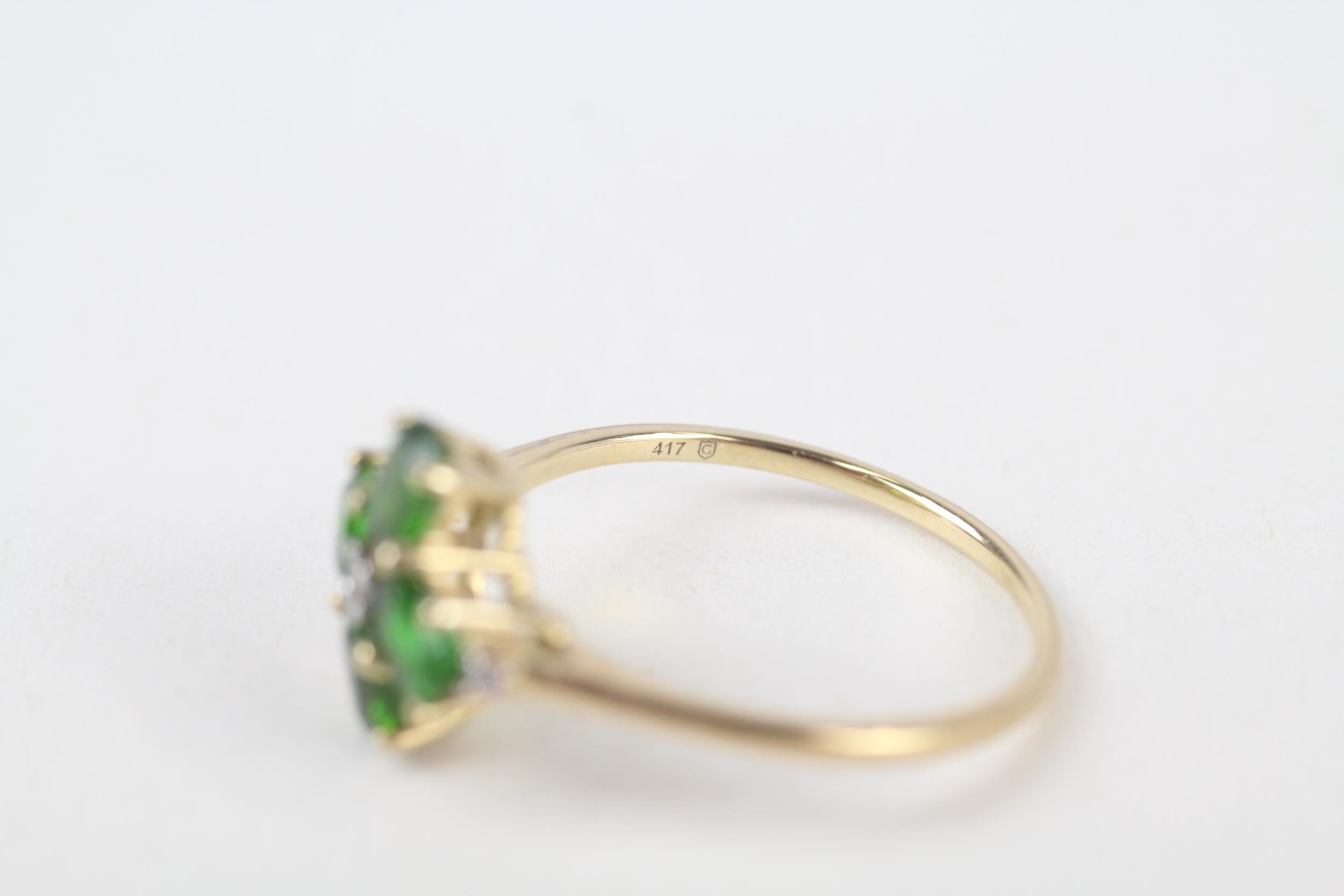 9ct gold diopside quatrefoil cluster ring with diamond accent Size R 1/2 2.1 g - Image 4 of 4