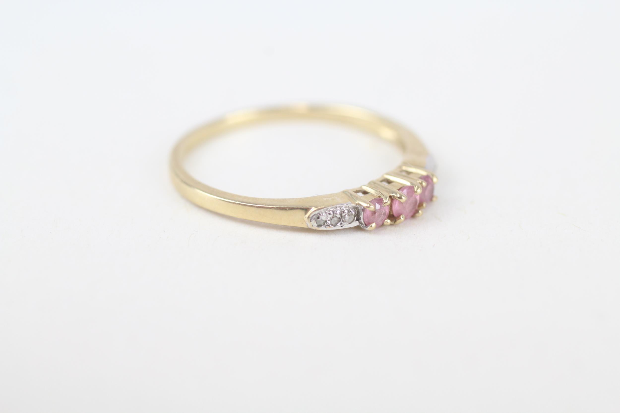 9ct gold pink diamond three stone ring with diamond sides Size N 1/2 1.2 g - Image 3 of 5