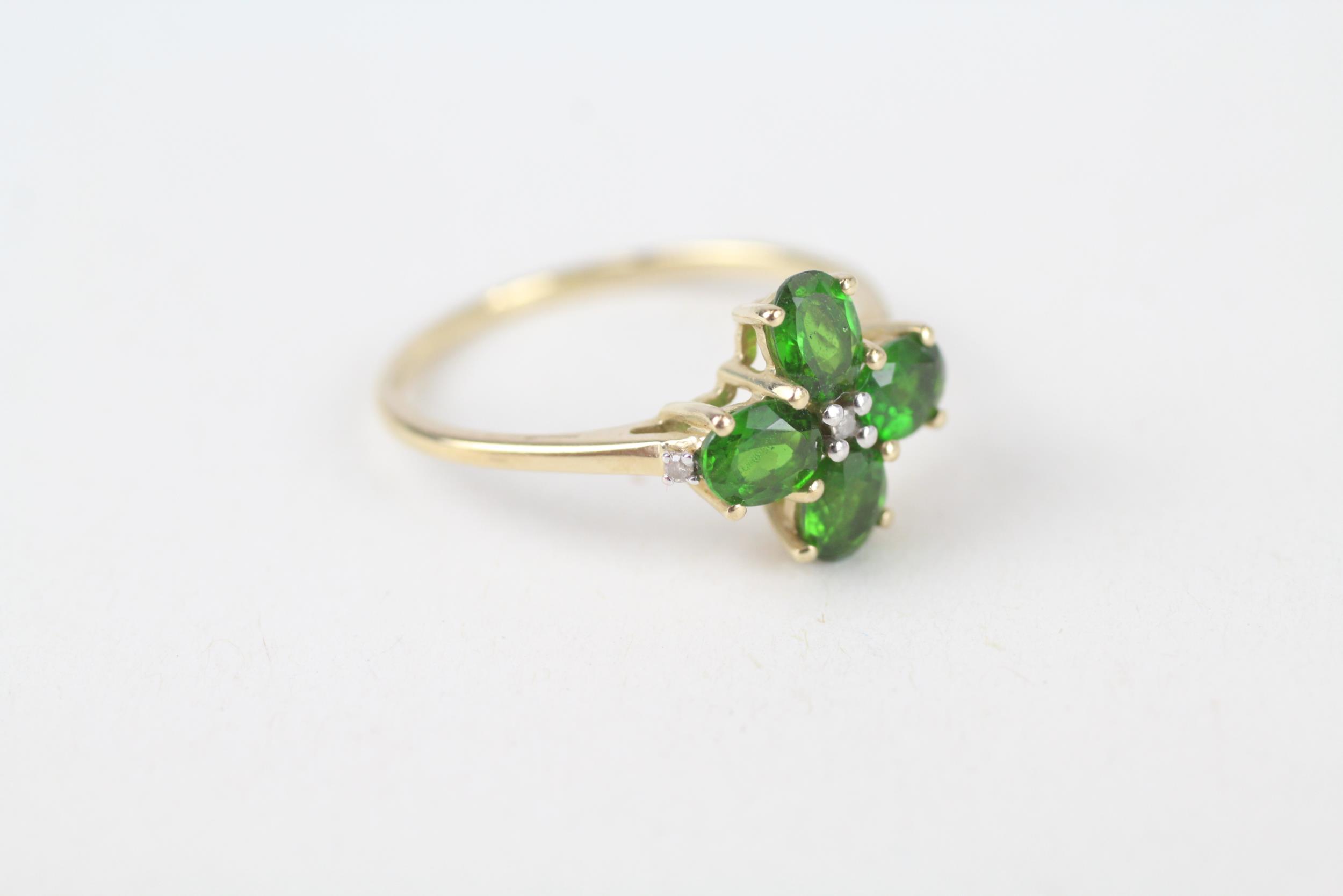 9ct gold diopside quatrefoil cluster ring with diamond accent Size R 1/2 2.1 g - Image 2 of 4