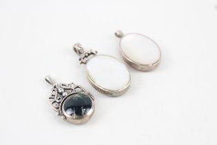 Three silver double sided gemstone pendants including Moss Agate (31g)