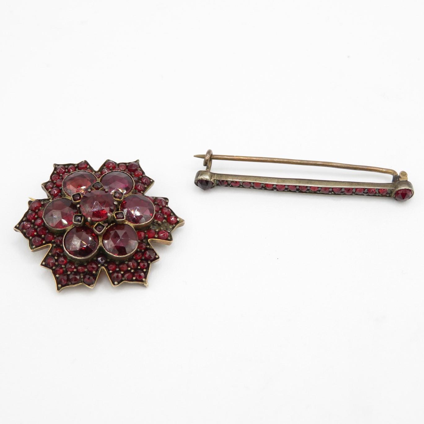 Two antique low carat Bohemian Garnet brooches (7g)