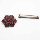 Two antique low carat Bohemian Garnet brooches (7g)