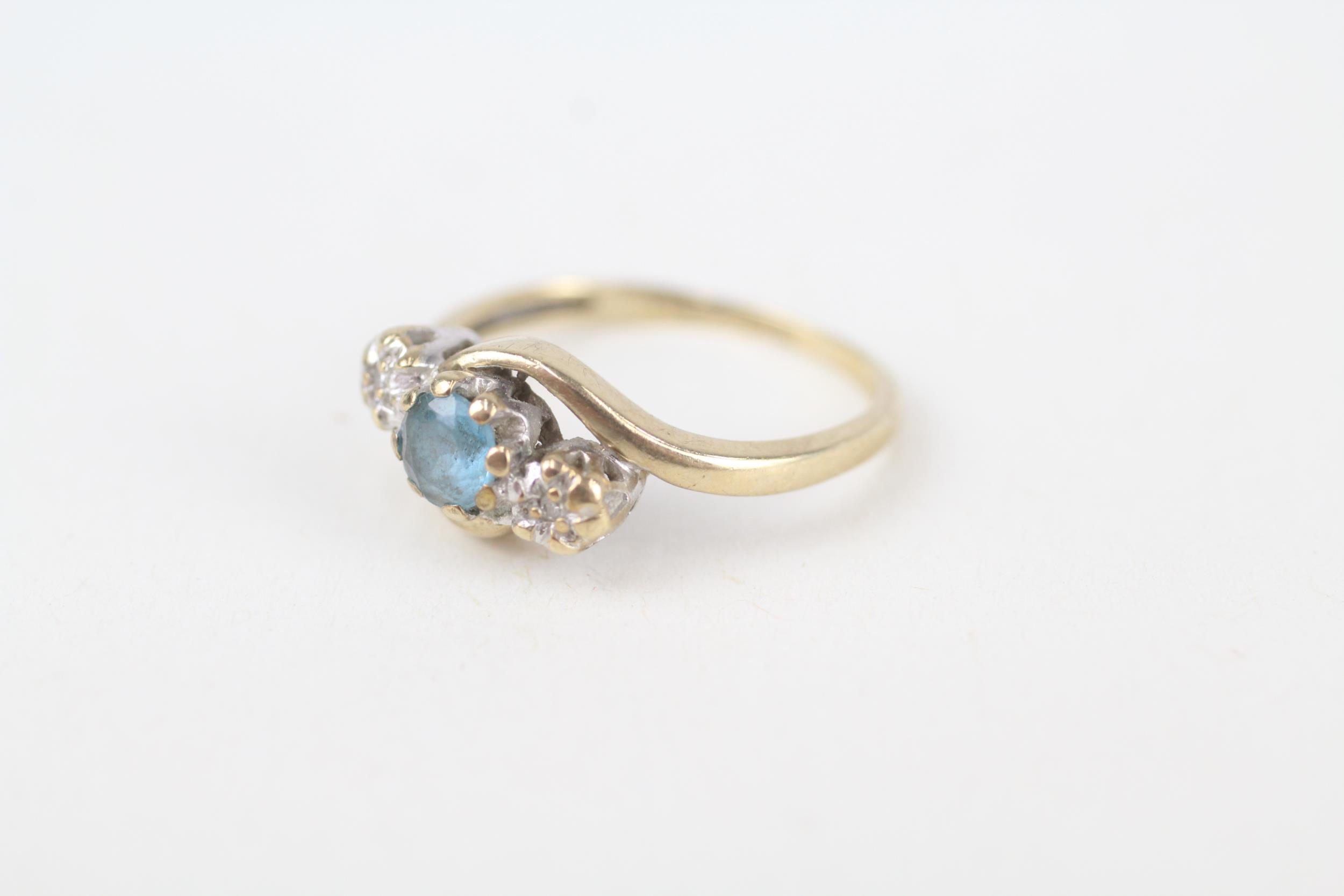9ct gold vintage blue topaz & diamond three stone ring Size K - Image 3 of 4