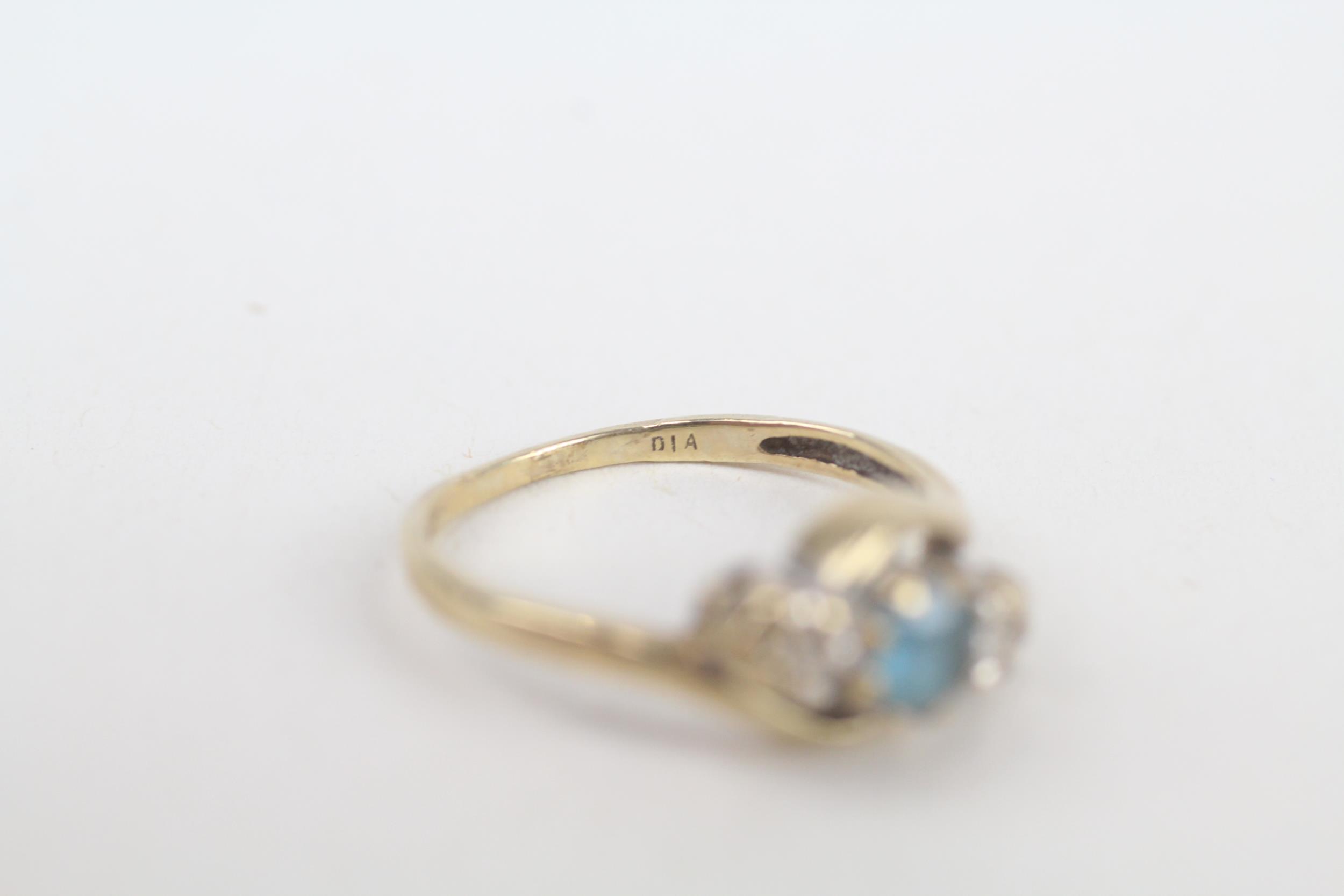 9ct gold vintage blue topaz & diamond three stone ring Size K - Image 4 of 4