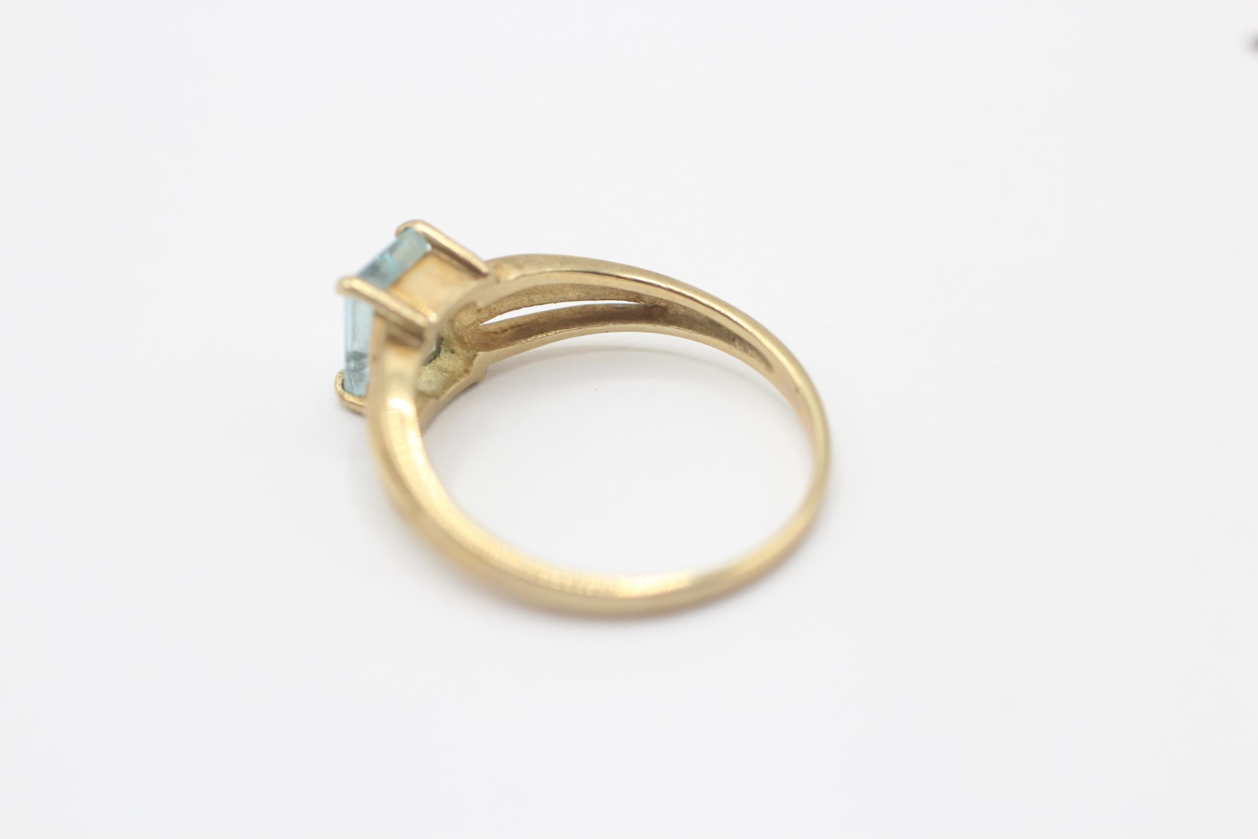 9ct gold rectangle topaz single stone ring Size M 1.8 g - Image 3 of 6