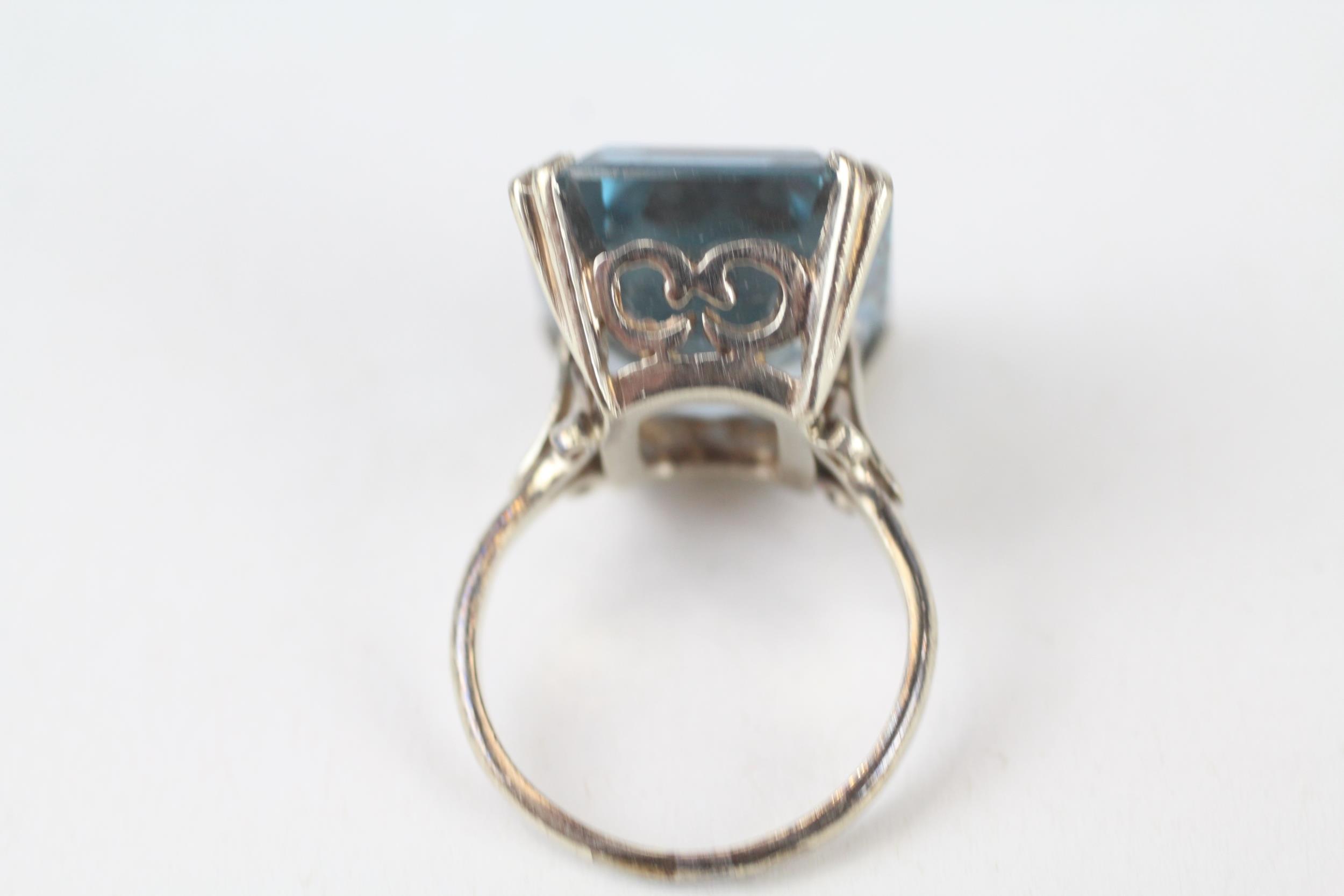 9ct gold blue gemstone cocktail ring Size N 9.9 g - Image 5 of 5