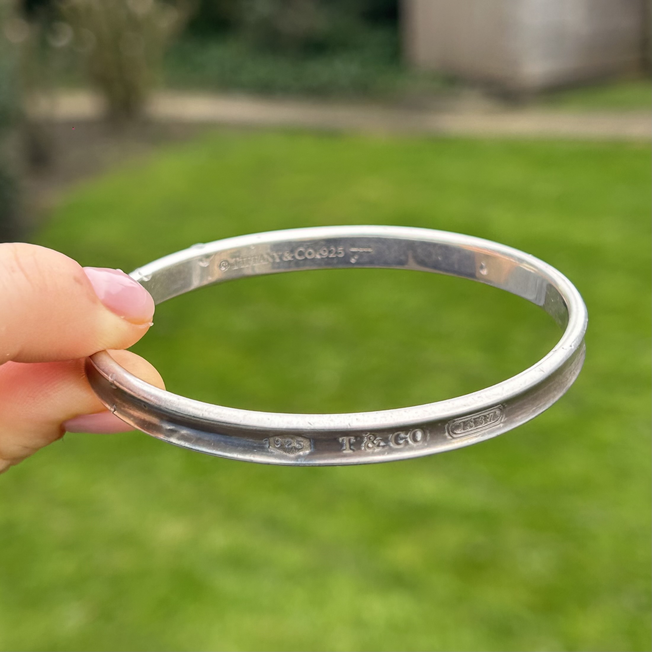 Silver bangle by designer Tiffany & Co (32g) - Image 4 of 12