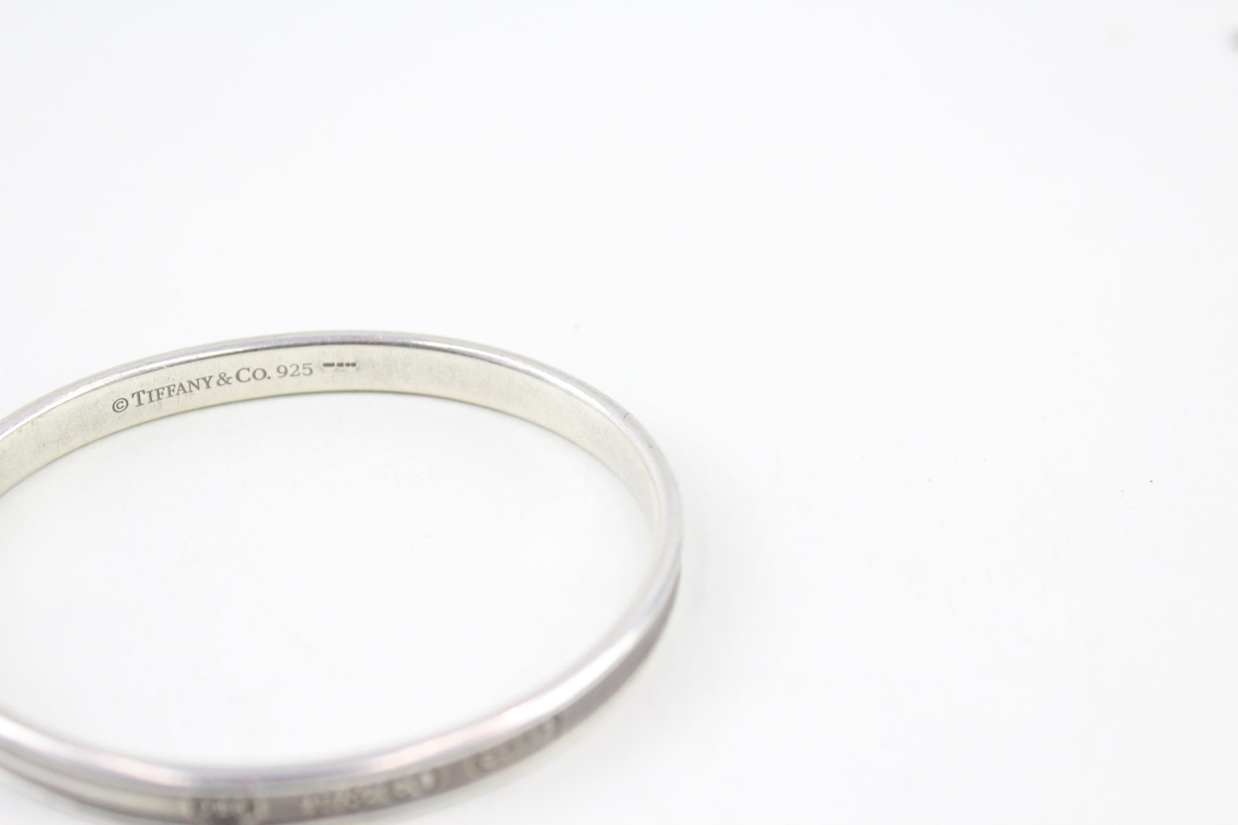 Silver bangle by designer Tiffany & Co (32g) - Image 9 of 12