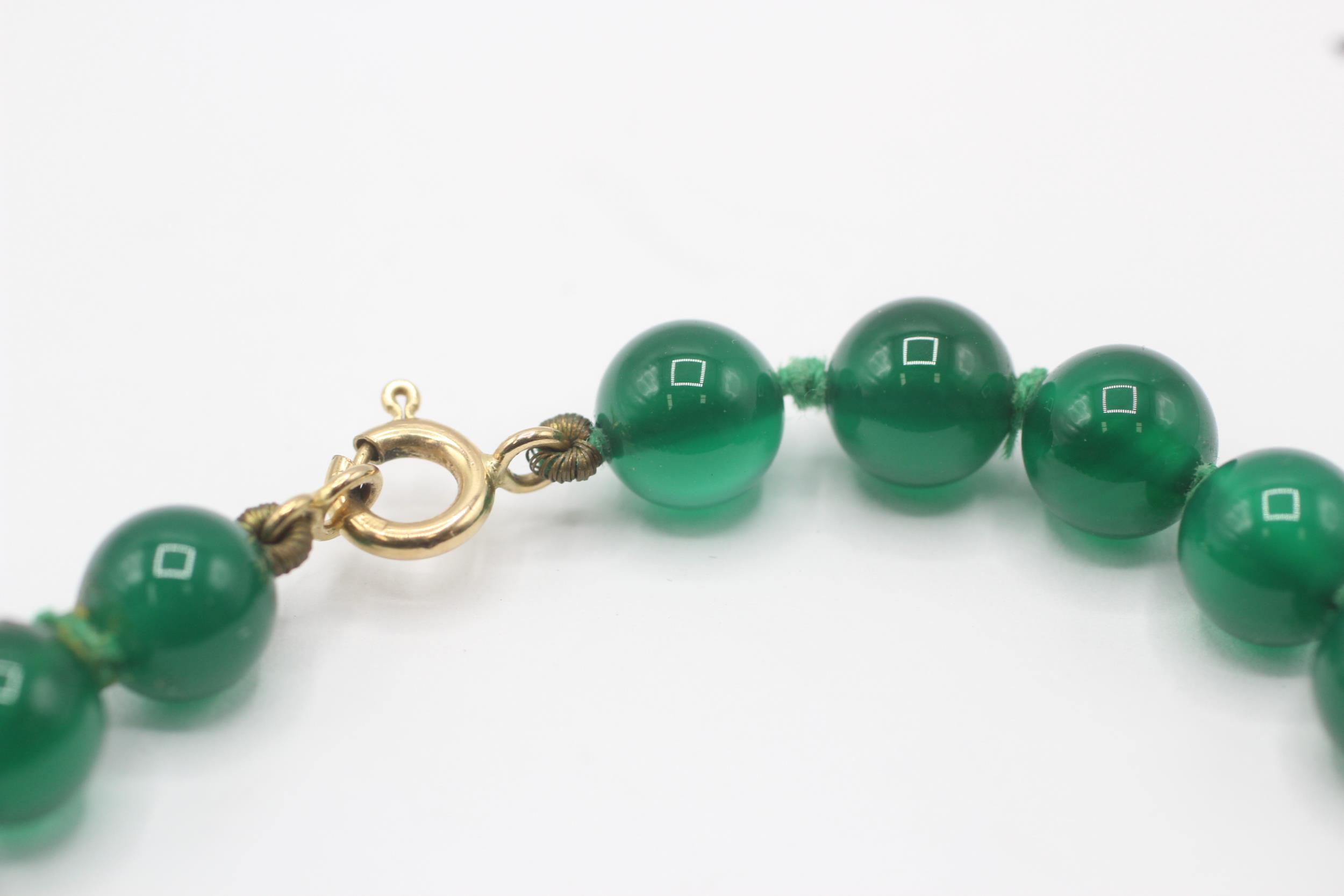 9ct gold clasp chrysoprase single strand necklace - Image 5 of 6