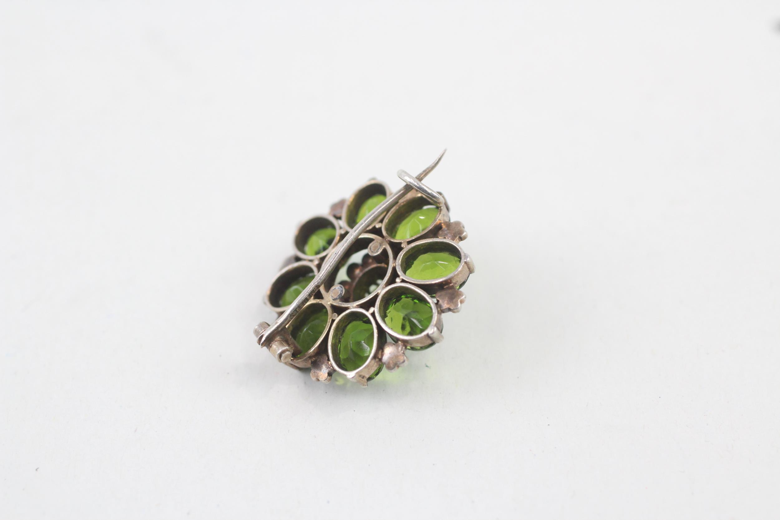 Silver antique gemstone and seed pearl floral brooch (6g) - Image 9 of 9