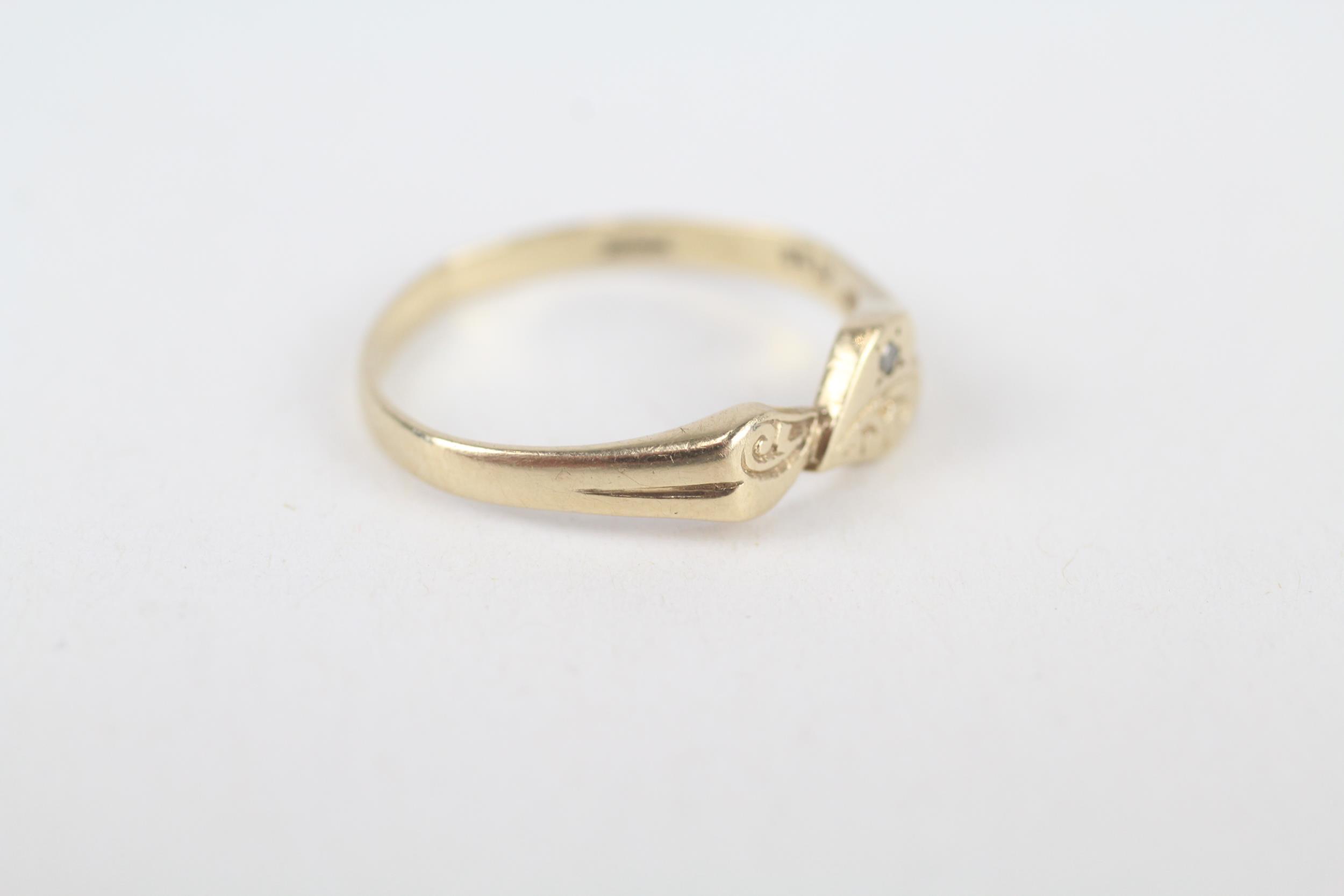 9ct gold diamond patterned ring Size N 1.3 g - Image 2 of 4