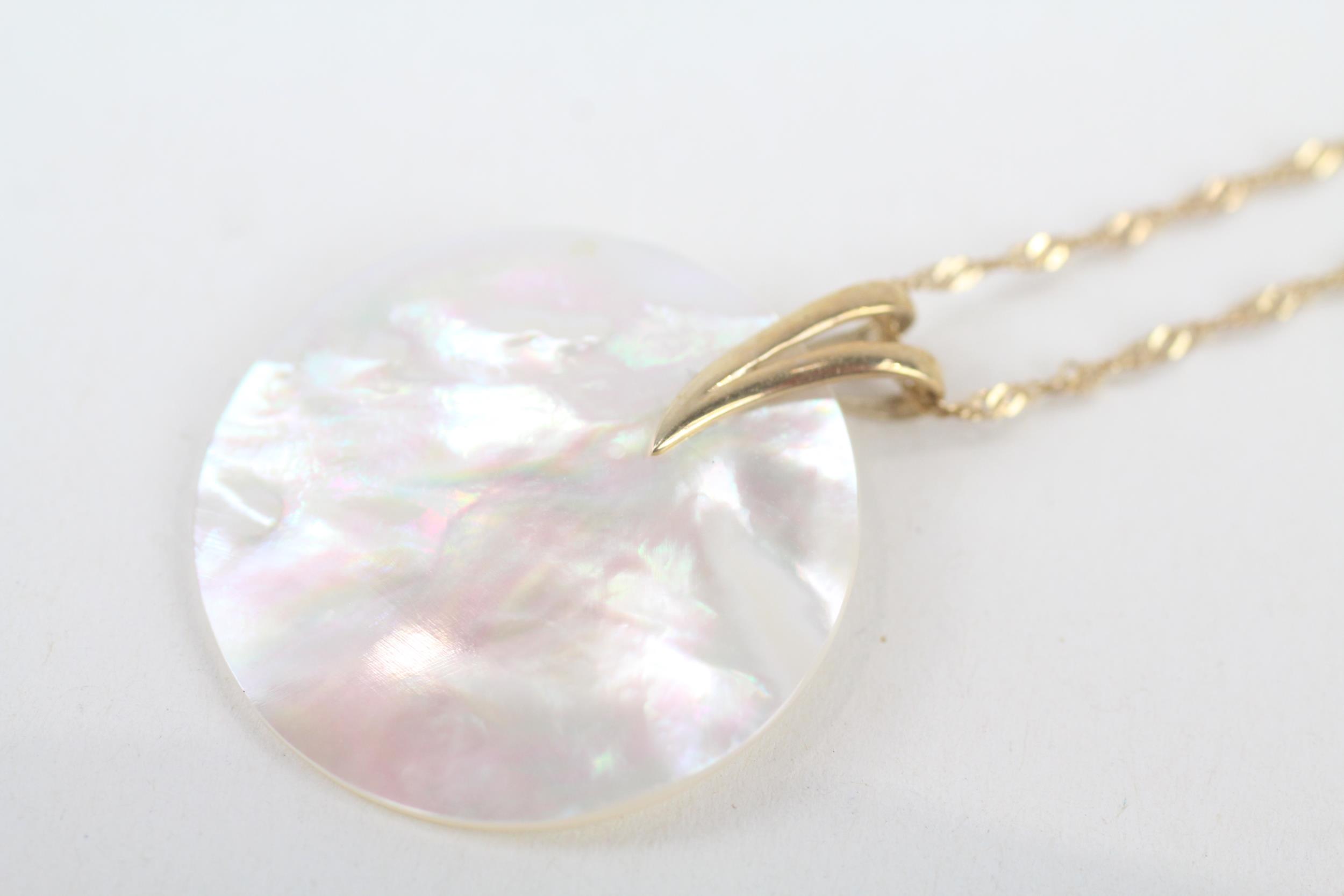 9ct gold round Mother of Pearl pendant necklace 3.5 g - Image 2 of 4