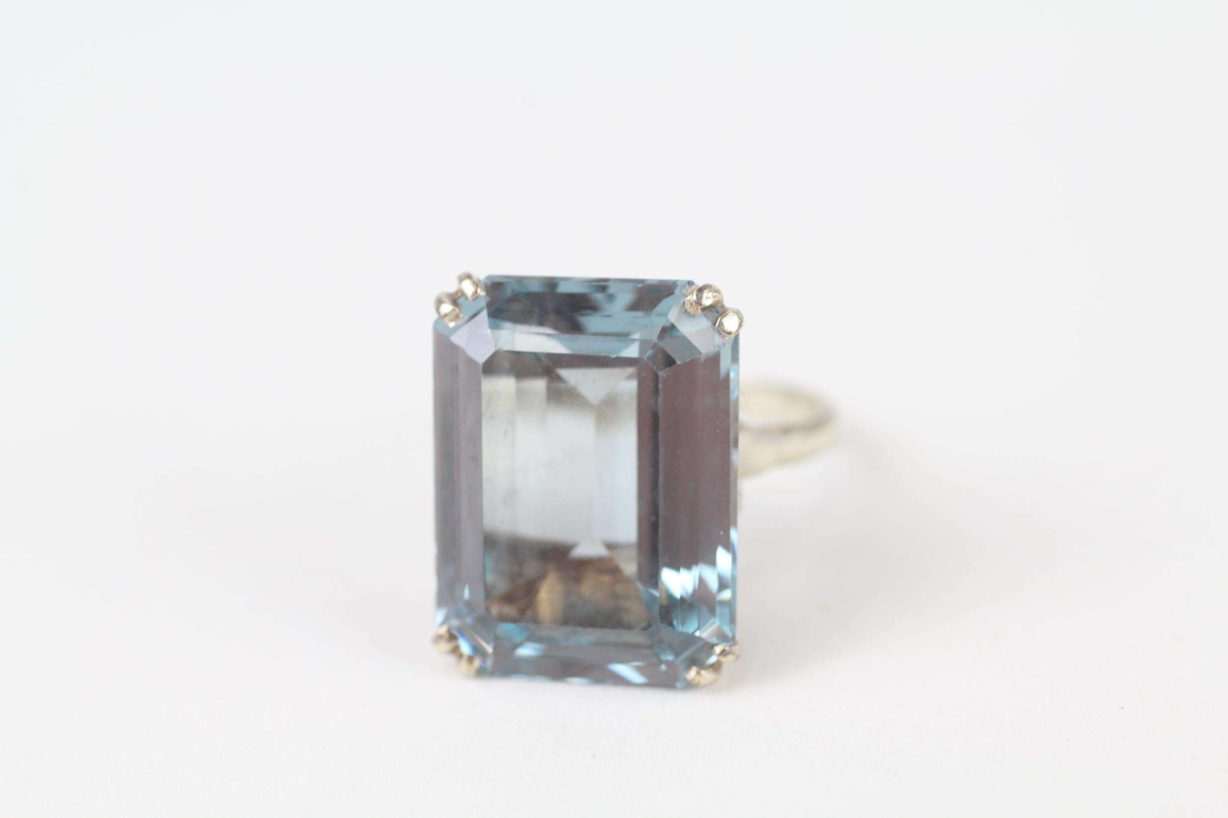 9ct gold blue gemstone cocktail ring Size N 9.9 g - Image 3 of 5