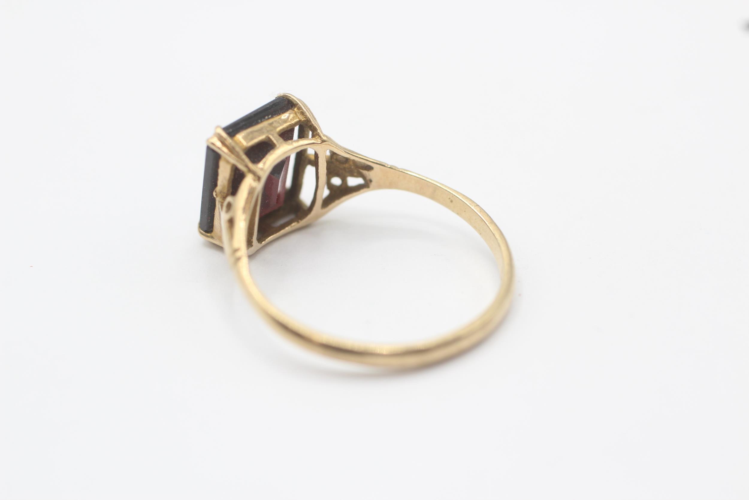 9ct gold rectangle garnet single stone ring Size N 1/2 2.1 g - Image 3 of 6