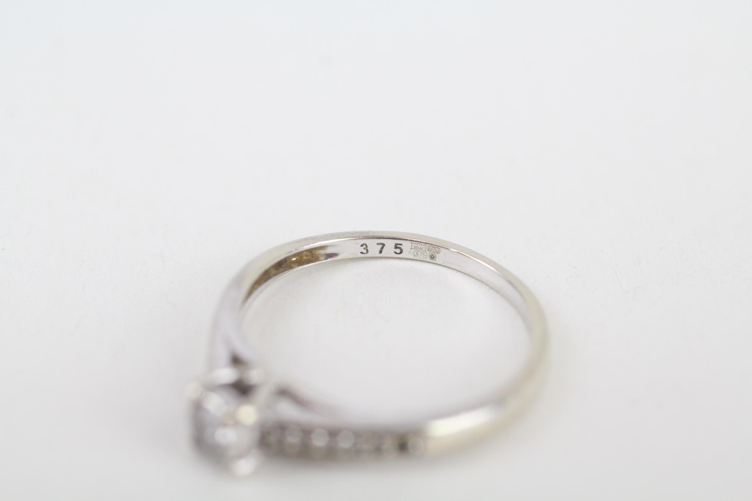 9ct gold round brilliant cut diamond single stone ring with diamond set shank Size O 1/2 2.3 g - Image 4 of 4
