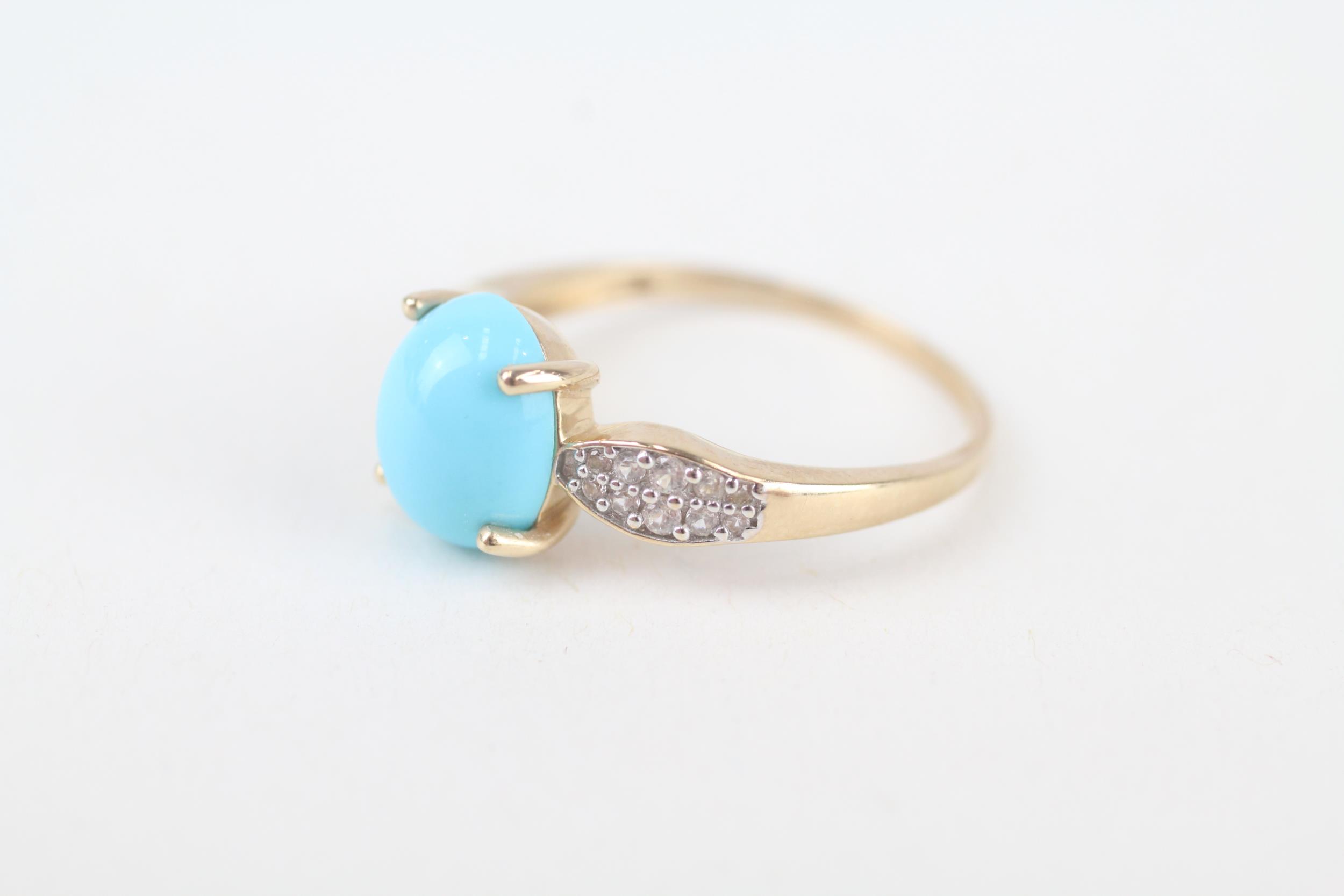 9ct gold blue gemstone single stone ring with white gemstone side Size R 1/2 2.5 g - Image 4 of 5