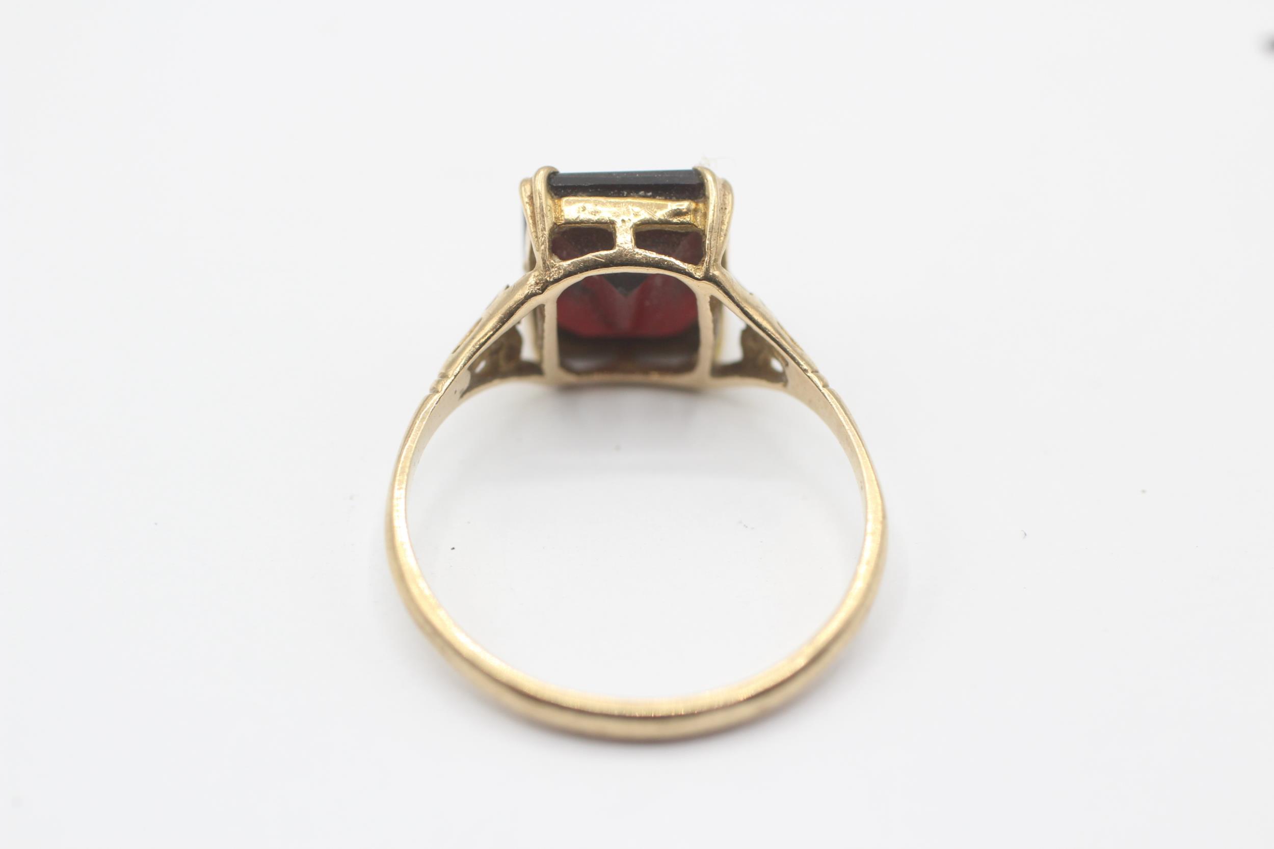 9ct gold rectangle garnet single stone ring Size N 1/2 2.1 g - Image 6 of 6