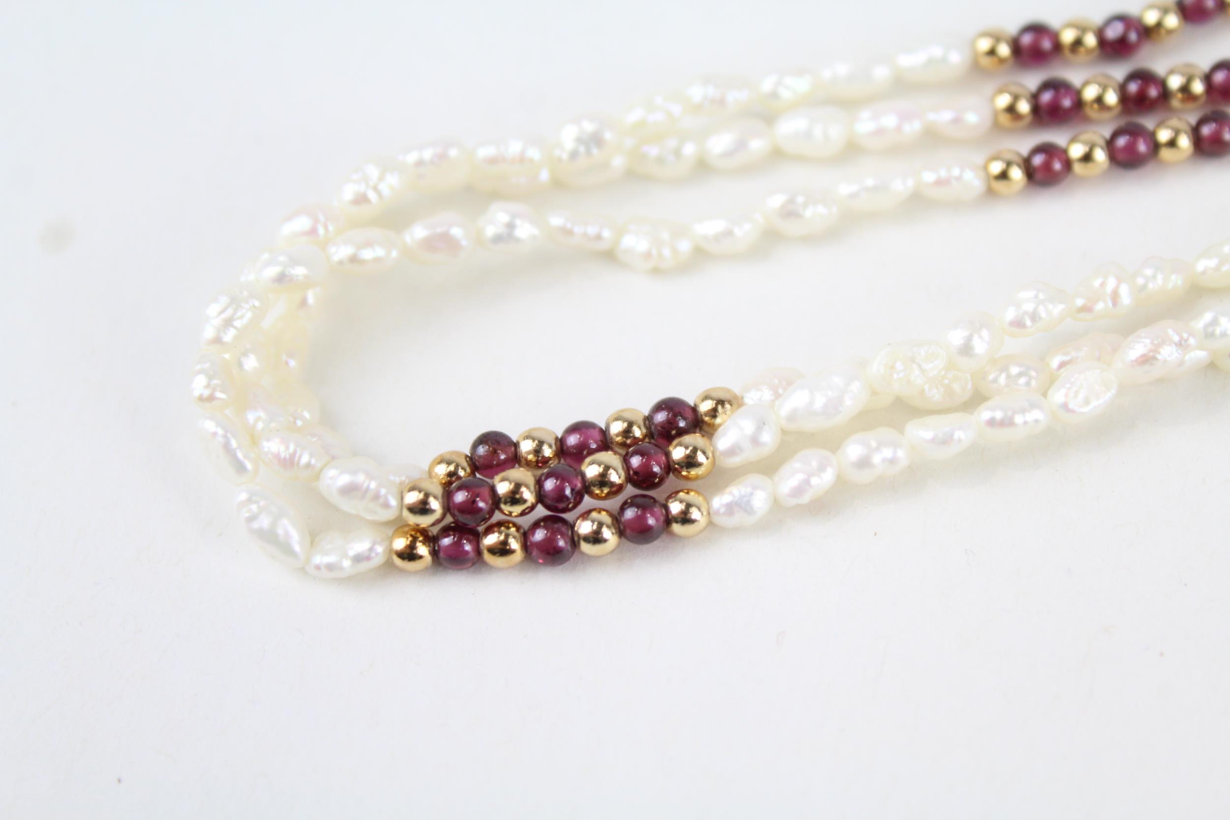 9ct gold rice pearl & garnet three strand necklace 20.4 g - Image 2 of 5