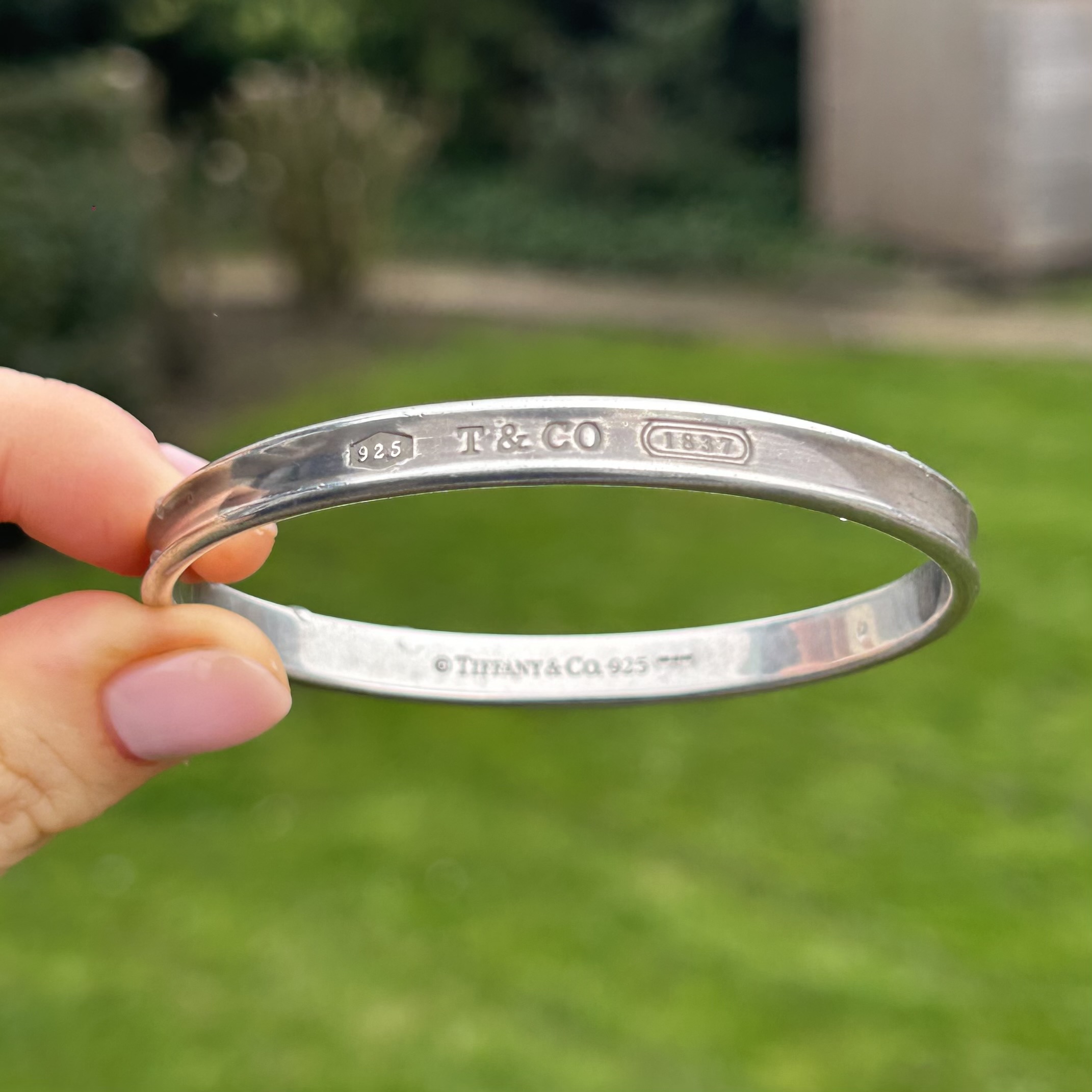 Silver bangle by designer Tiffany & Co (32g) - Image 5 of 12