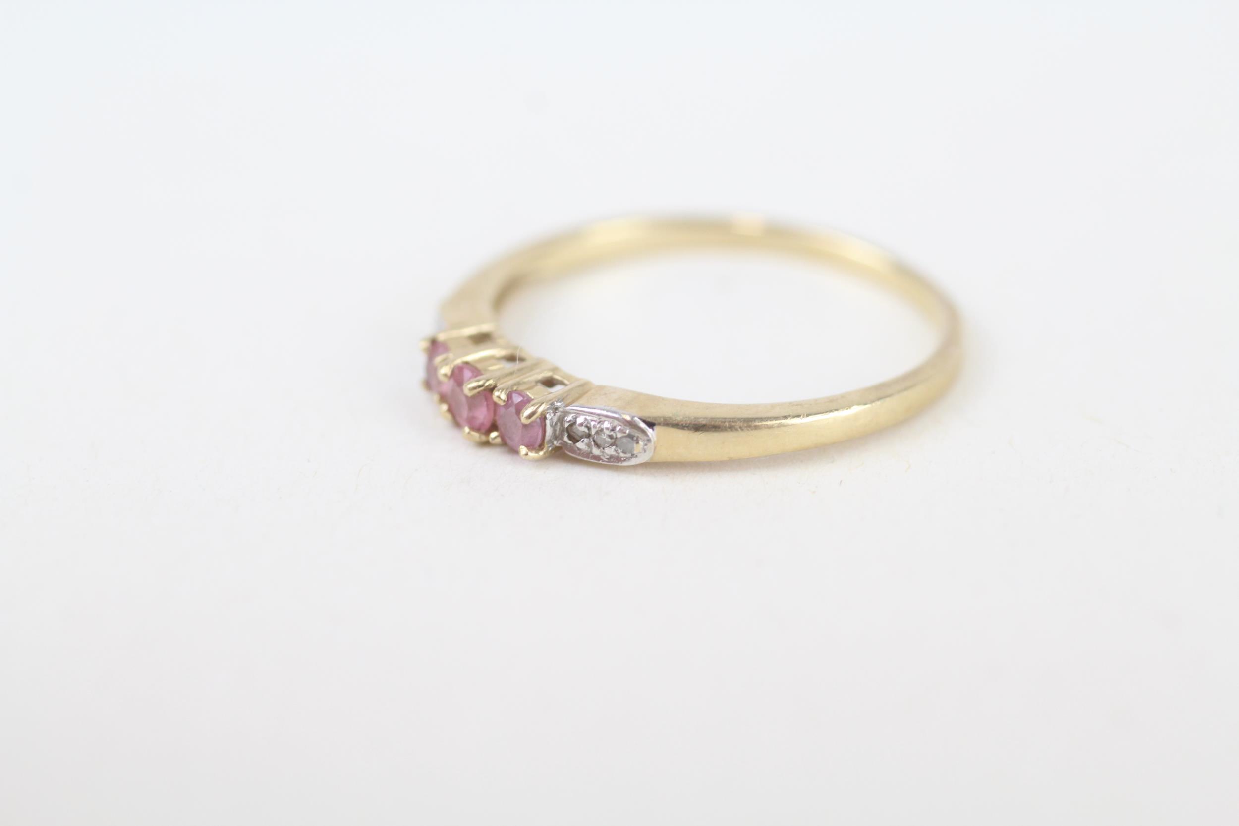 9ct gold pink diamond three stone ring with diamond sides Size N 1/2 1.2 g - Image 4 of 5