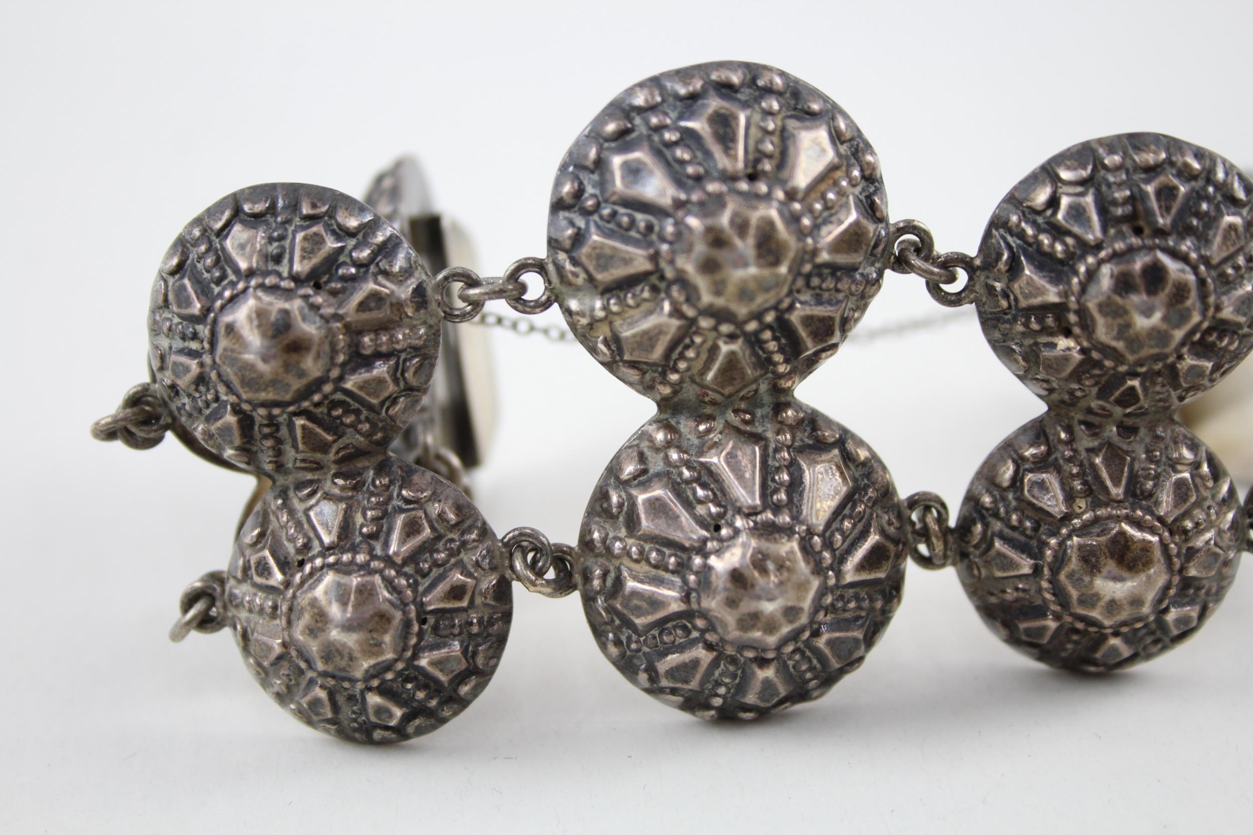 Silver Etruscan revival bracelet (41g) - Image 2 of 7