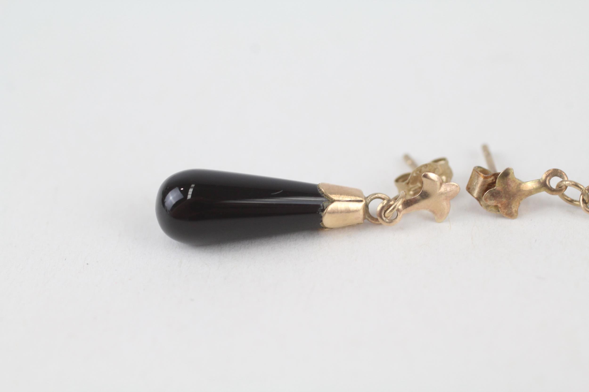 9ct gold onyx dangle earrings 1.9 g - Image 2 of 4