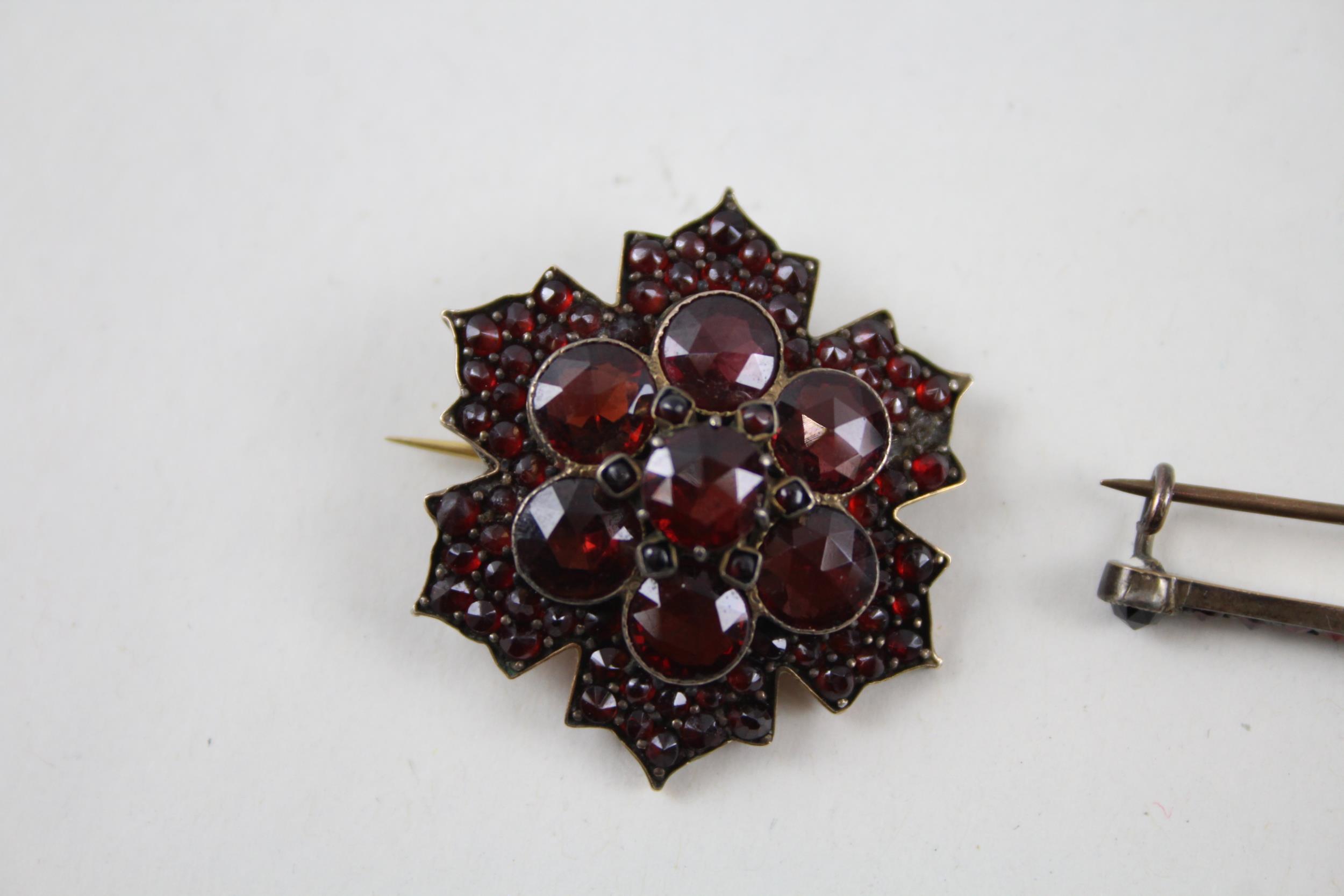 Two antique low carat Bohemian Garnet brooches (7g) - Image 3 of 6