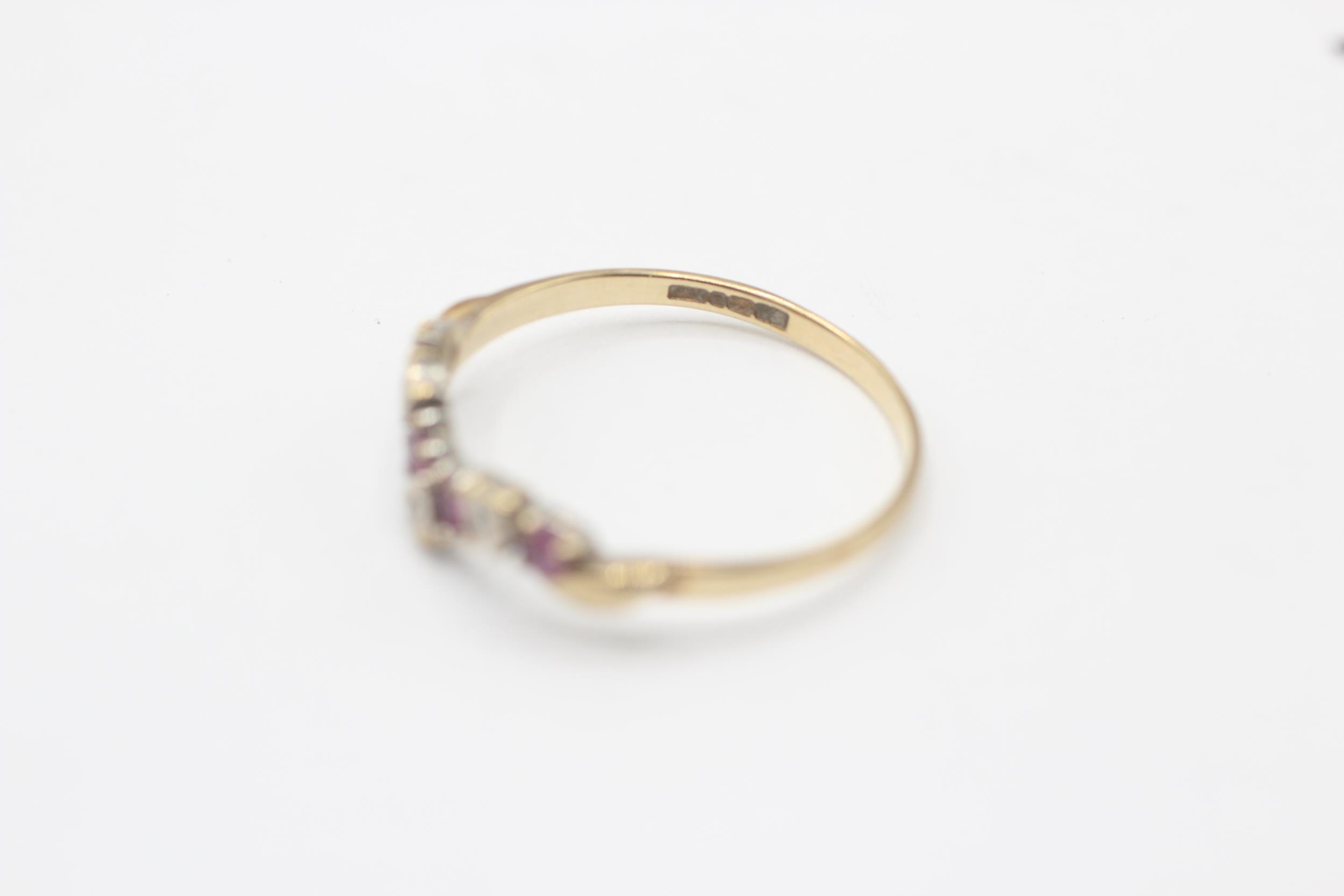 9ct gold diamond & ruby seven stone chevron ring Size O 1.1 g - Image 6 of 7