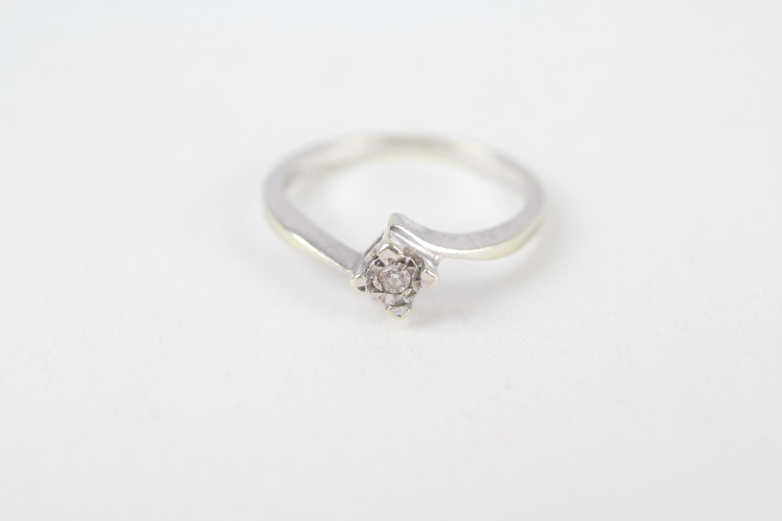 9ct white gold diamond single stone twist ring Size K 1/2 1.9 g - Image 2 of 5