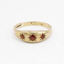 9ct gold vintage star set garnet three stone ring Size W