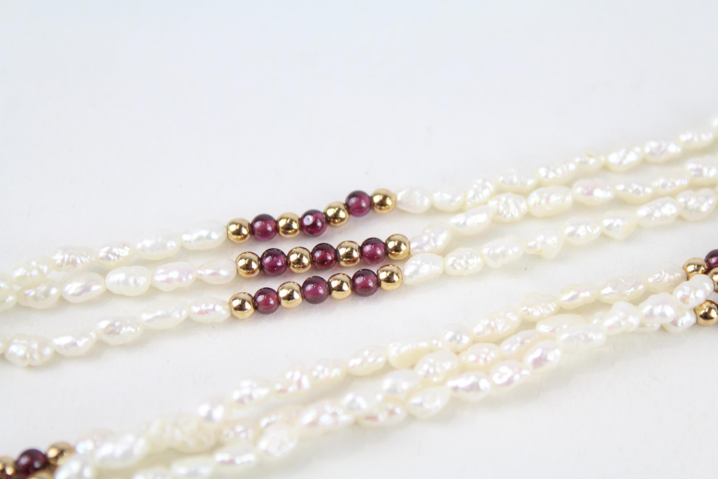 9ct gold rice pearl & garnet three strand necklace 20.4 g - Image 3 of 5