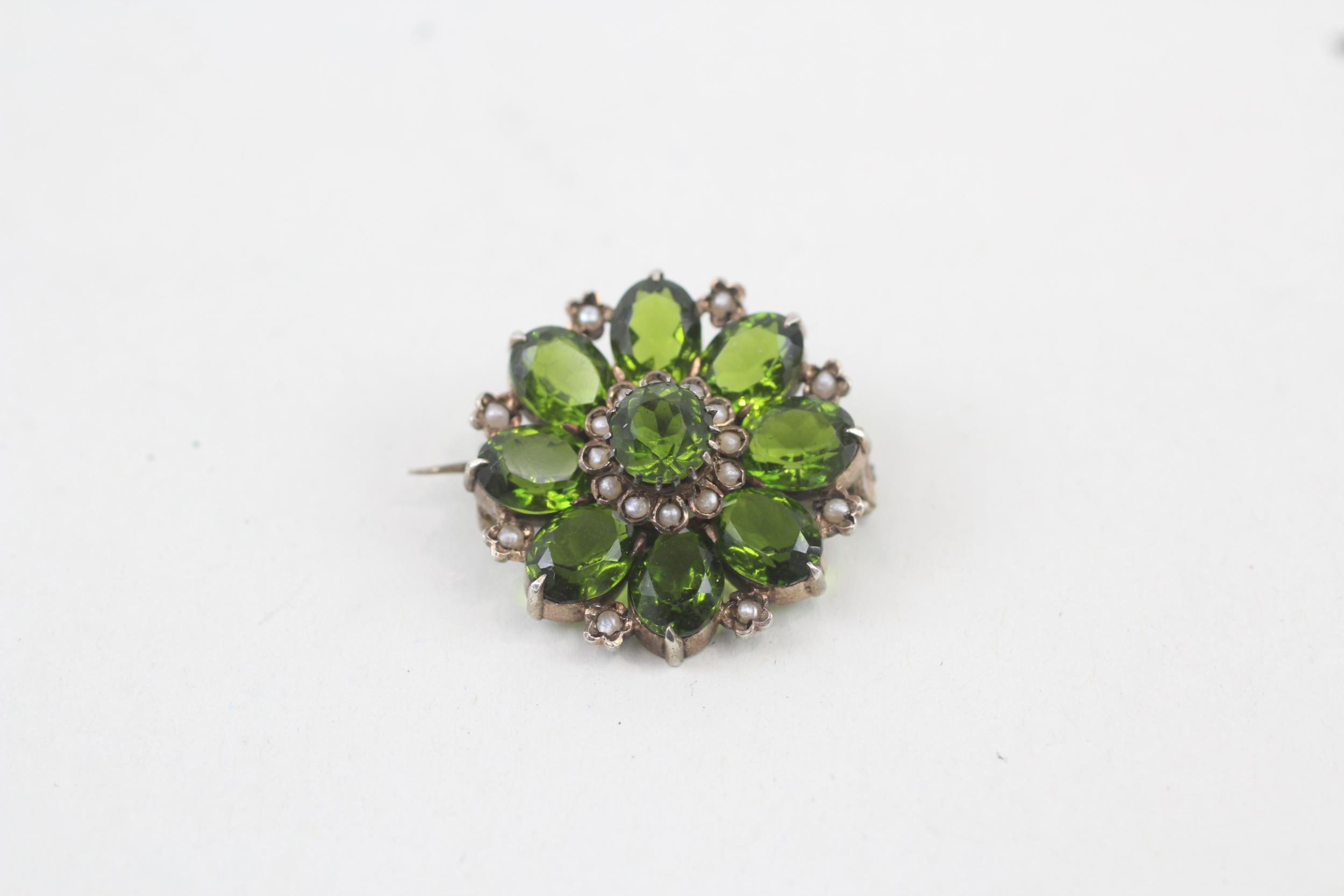 Silver antique gemstone and seed pearl floral brooch (6g) - Image 7 of 9