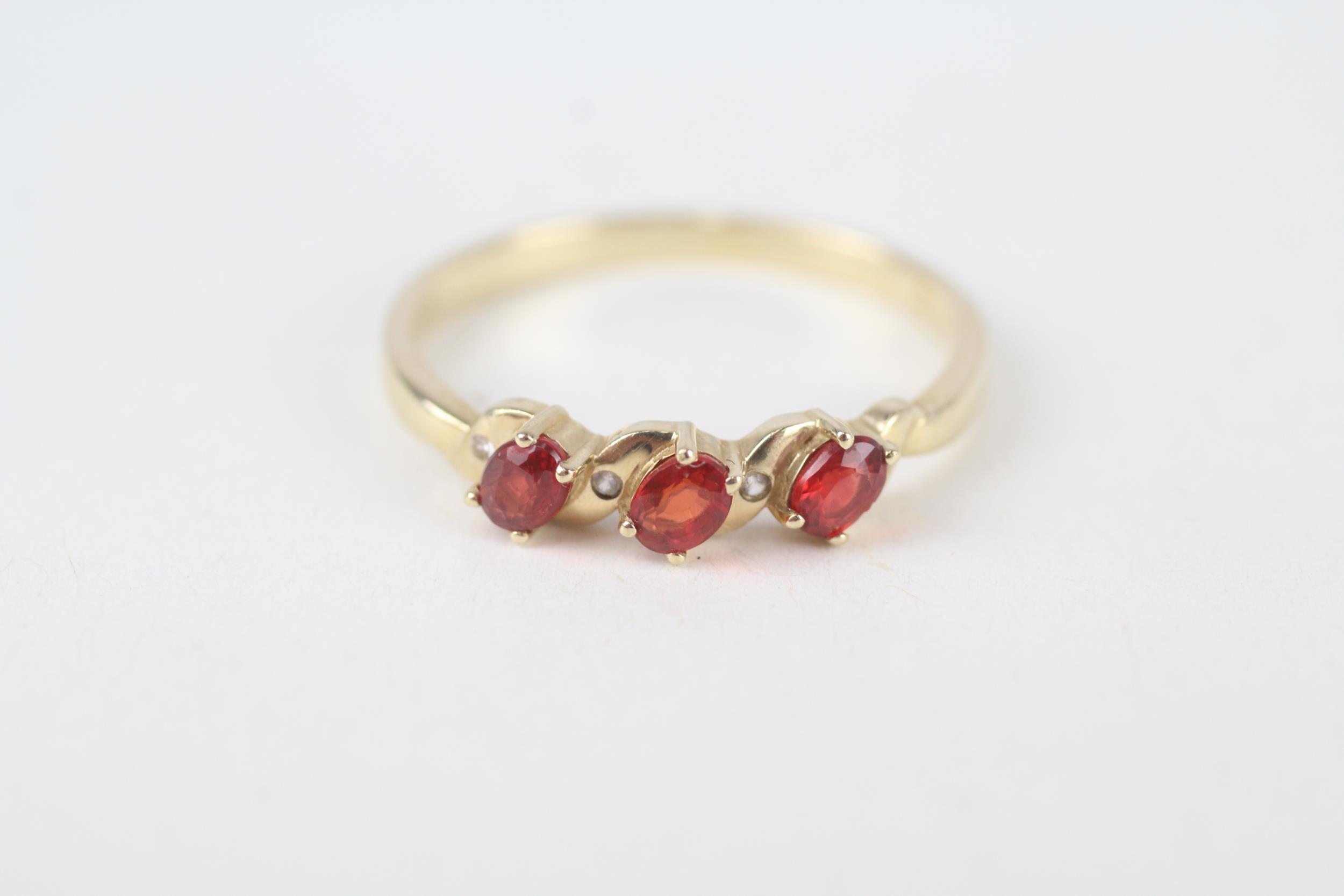 9ct gold red gemstone three stone ring with white gemstone accent Size T 2 g - Image 2 of 5
