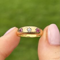 18ct gold antique diamond & ruby three stone ring with starburst motif - Chester 1896 Size L 1.6 g