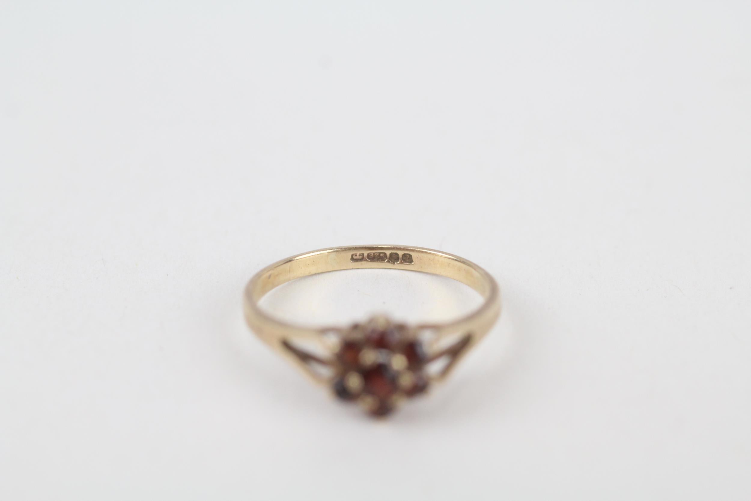 9ct gold garnet floral cluster ring with split shank Size K 1.3 g - Image 2 of 4